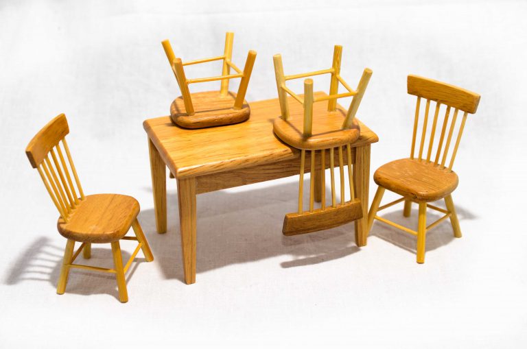 Набор: Стол и 4 стула кухонные