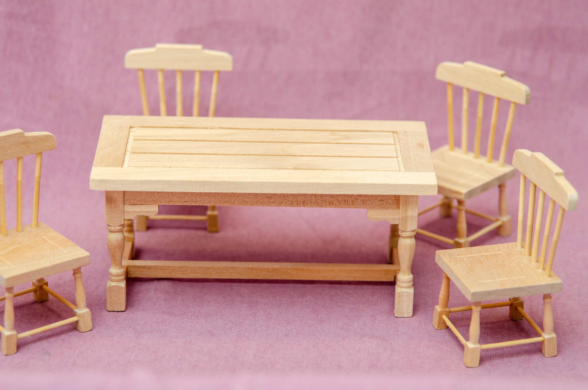 Стол и 4 стула кухонные резные Стол и 4 стула кухонные резные