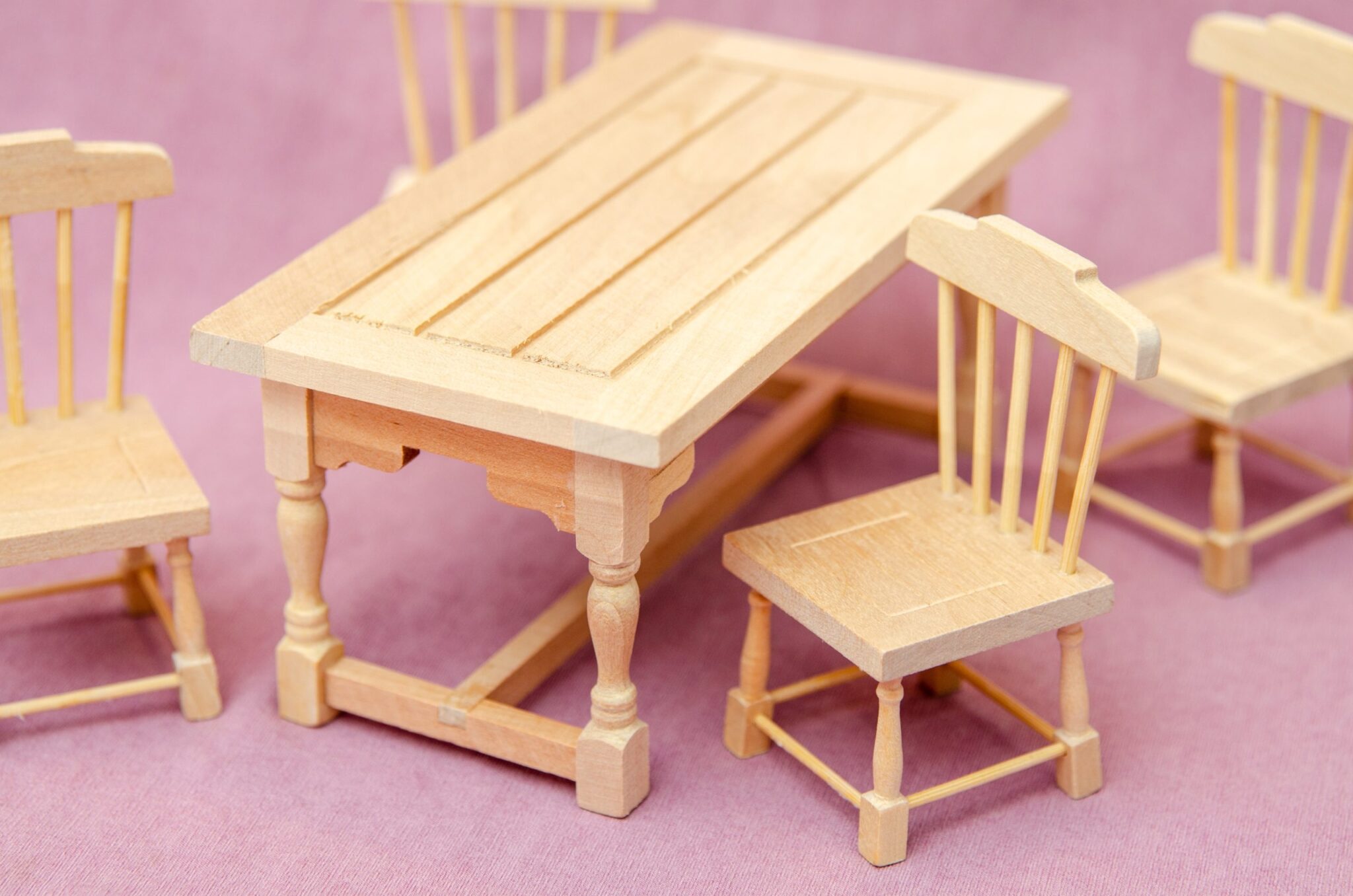 Стол и 4 стула кухонные резные Стол и 4 стула кухонные резные