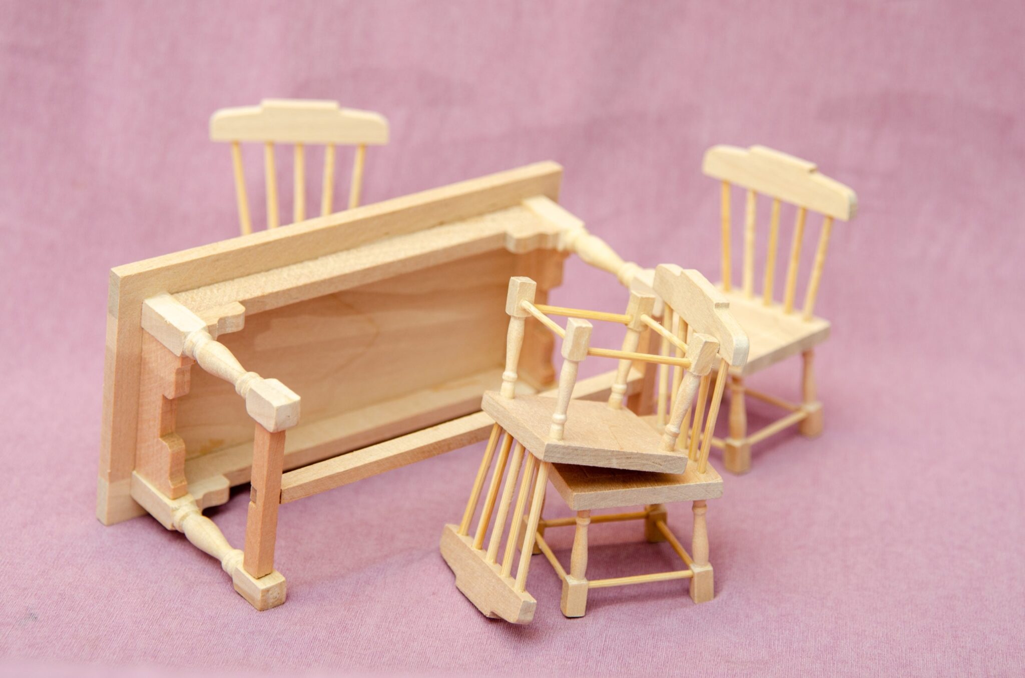 Стол и 4 стула кухонные резные Стол и 4 стула кухонные резные