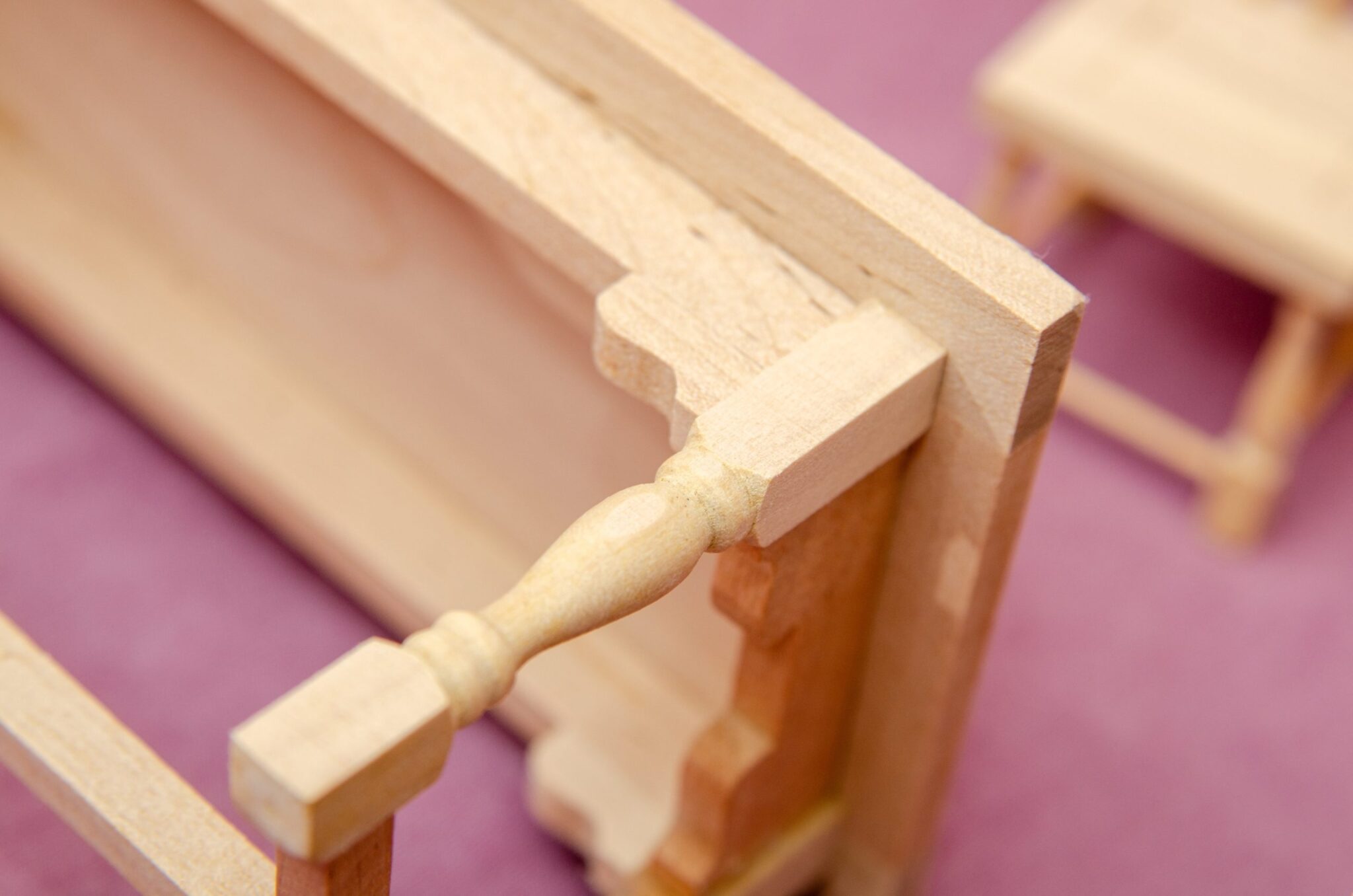 Стол и 4 стула кухонные резные Стол и 4 стула кухонные резные