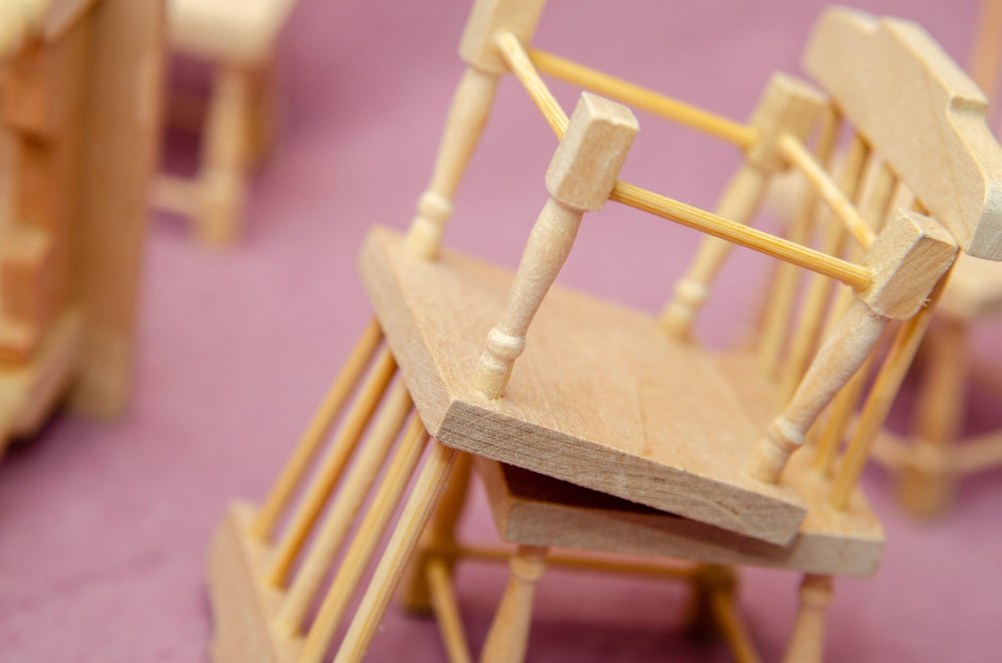 Стол и 4 стула кухонные резные Стол и 4 стула кухонные резные