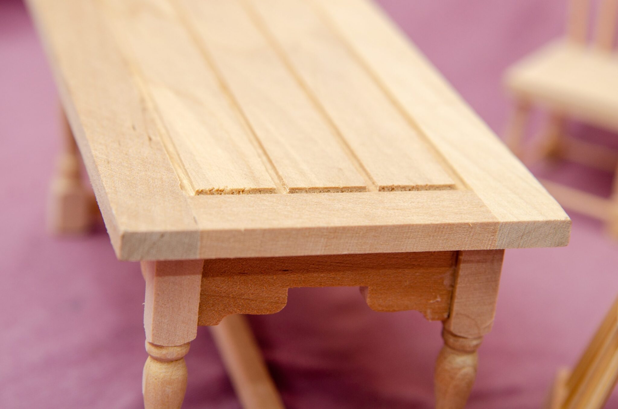 Стол и 4 стула кухонные резные Стол и 4 стула кухонные резные