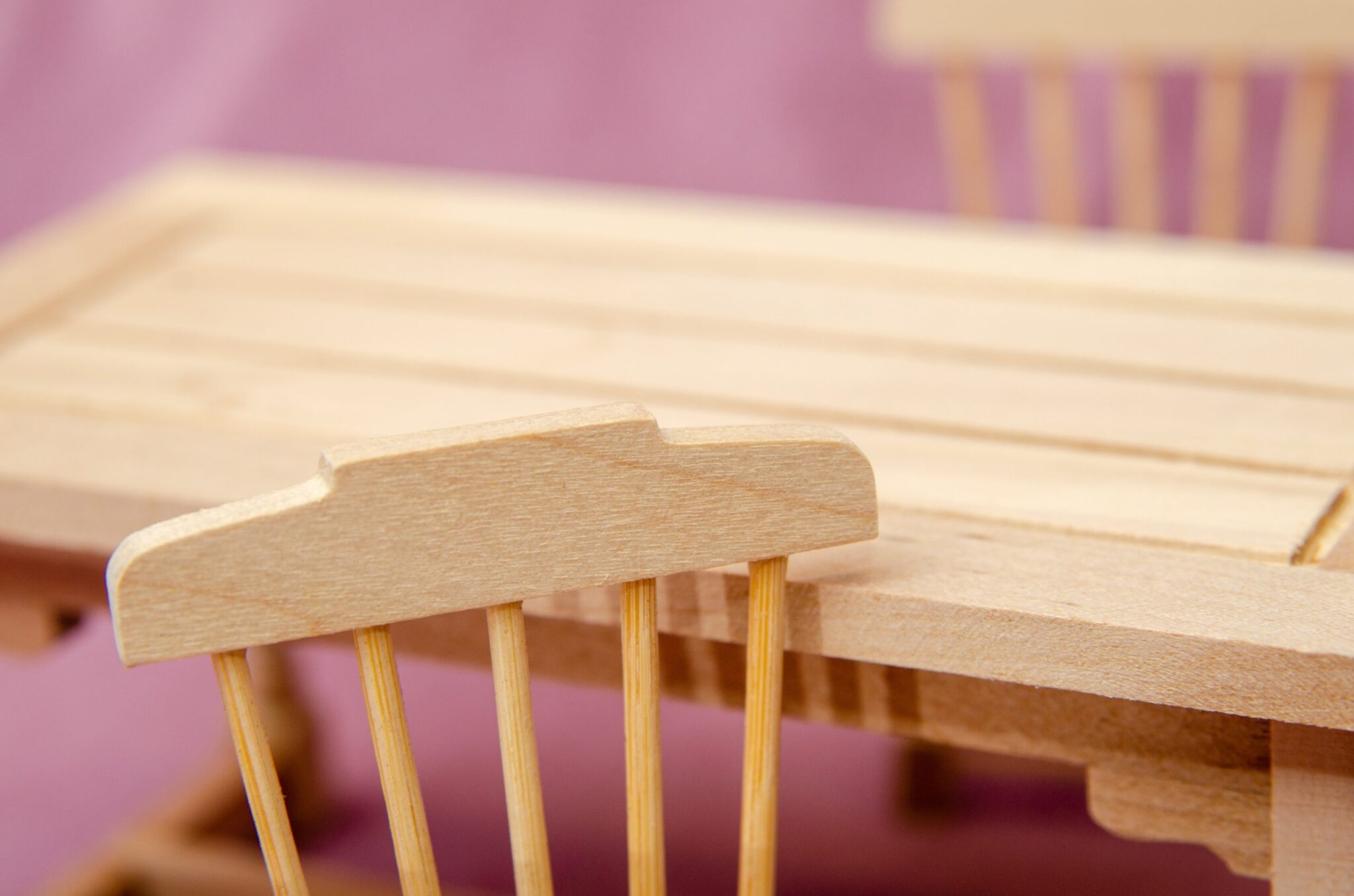 Стол и 4 стула кухонные резные Стол и 4 стула кухонные резные