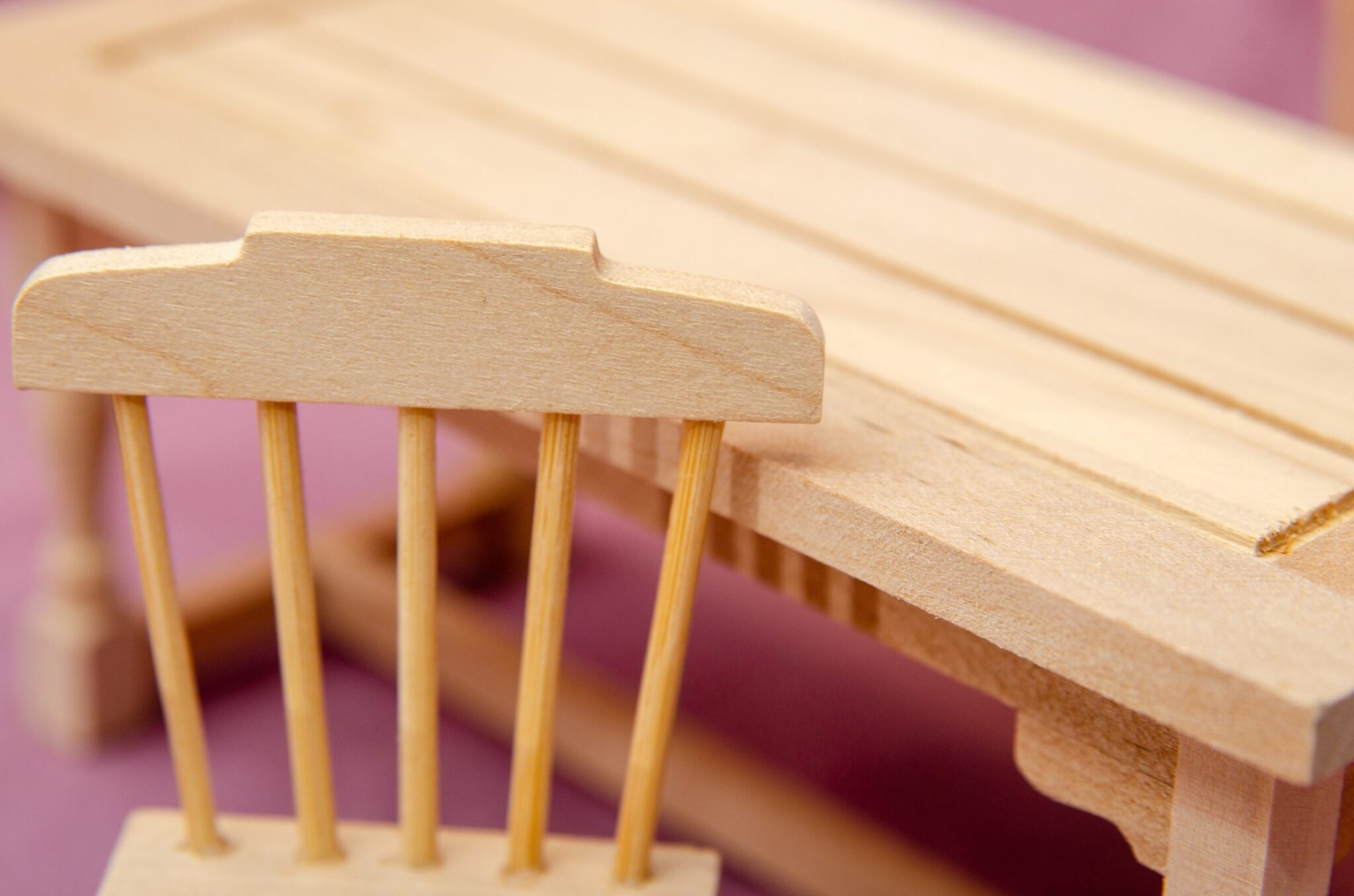 Стол и 4 стула кухонные резные Стол и 4 стула кухонные резные