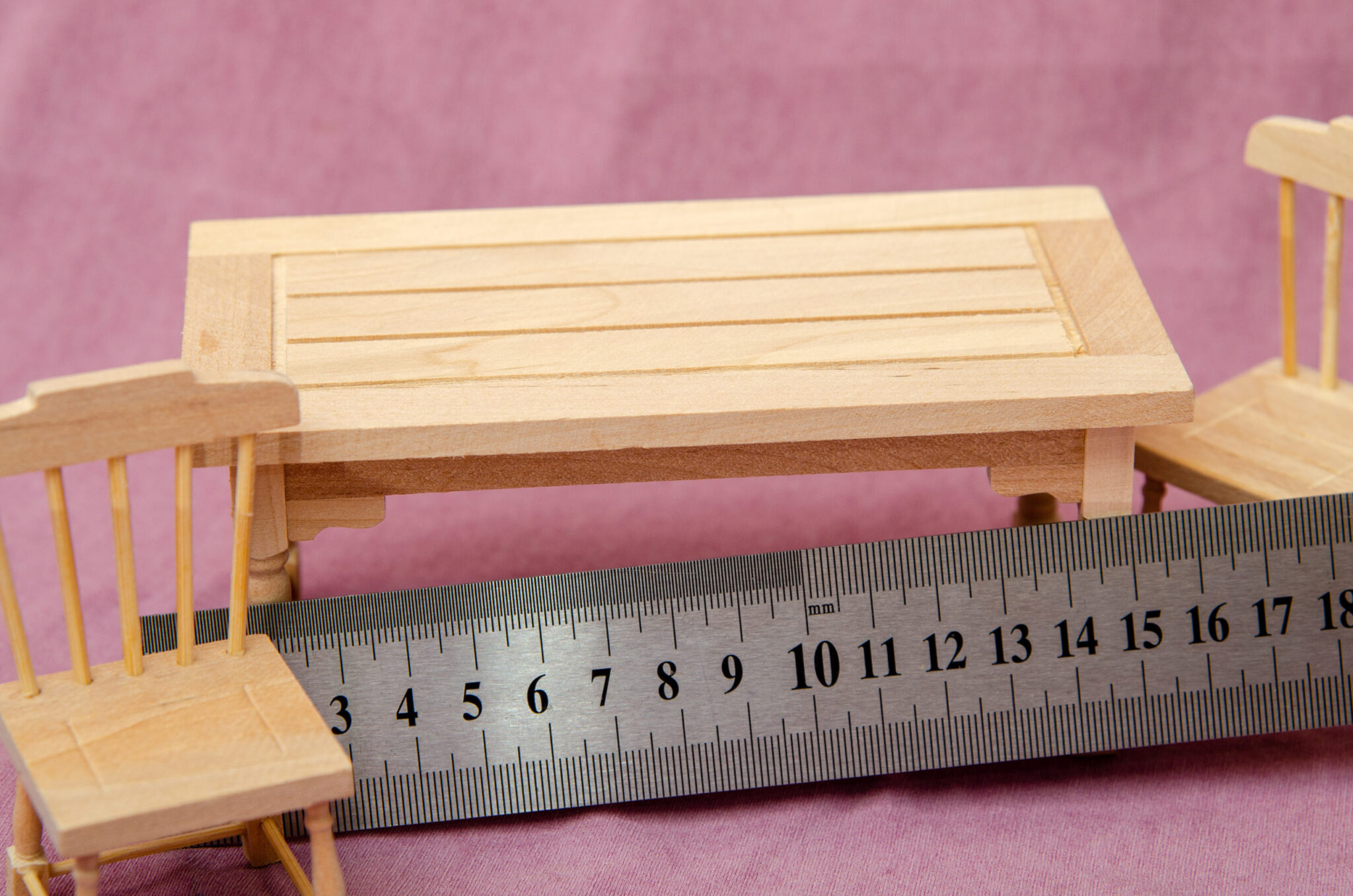 Стол и 4 стула кухонные резные Стол и 4 стула кухонные резные