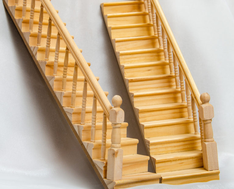 Лестница деревянная с резными балясинами