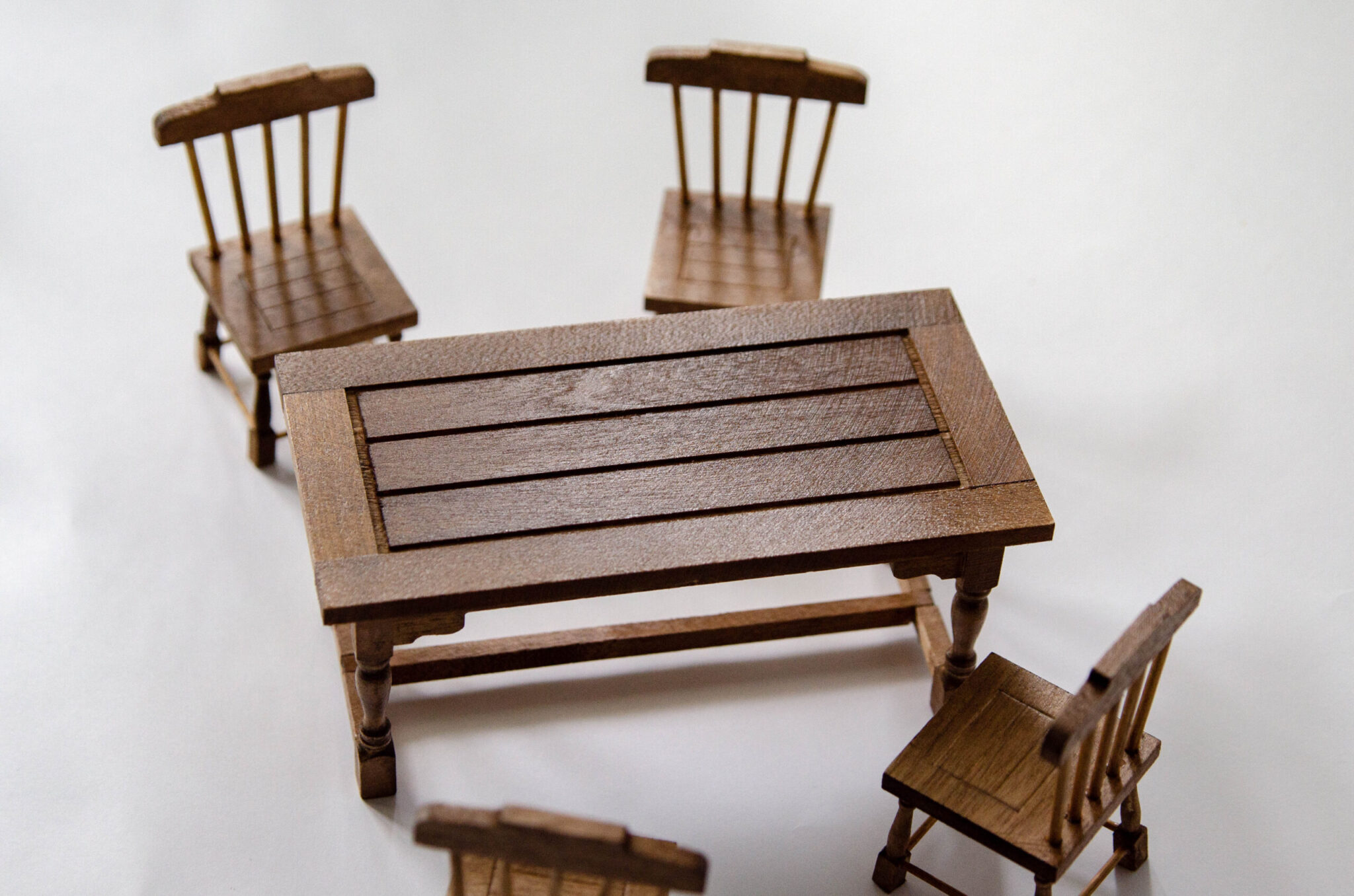 Стол и 4 стула кухонные резные Стол и 4 стула кухонные резные