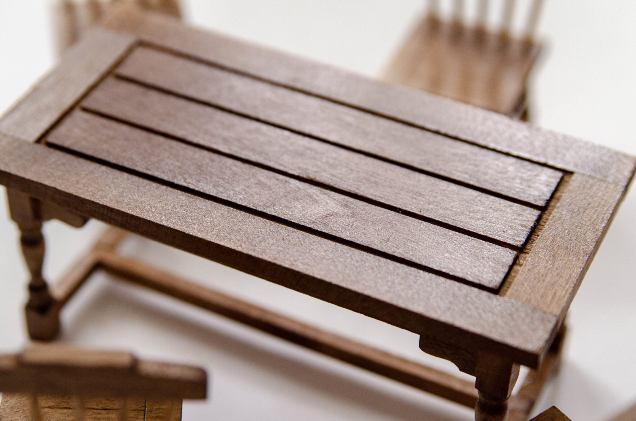 Стол и 4 стула кухонные резные Стол и 4 стула кухонные резные