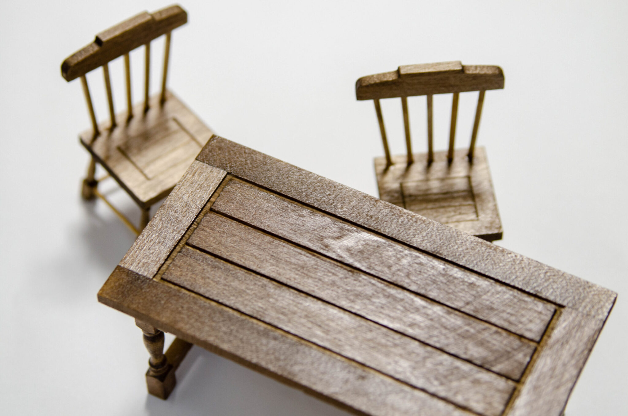 Стол и 4 стула кухонные резные Стол и 4 стула кухонные резные