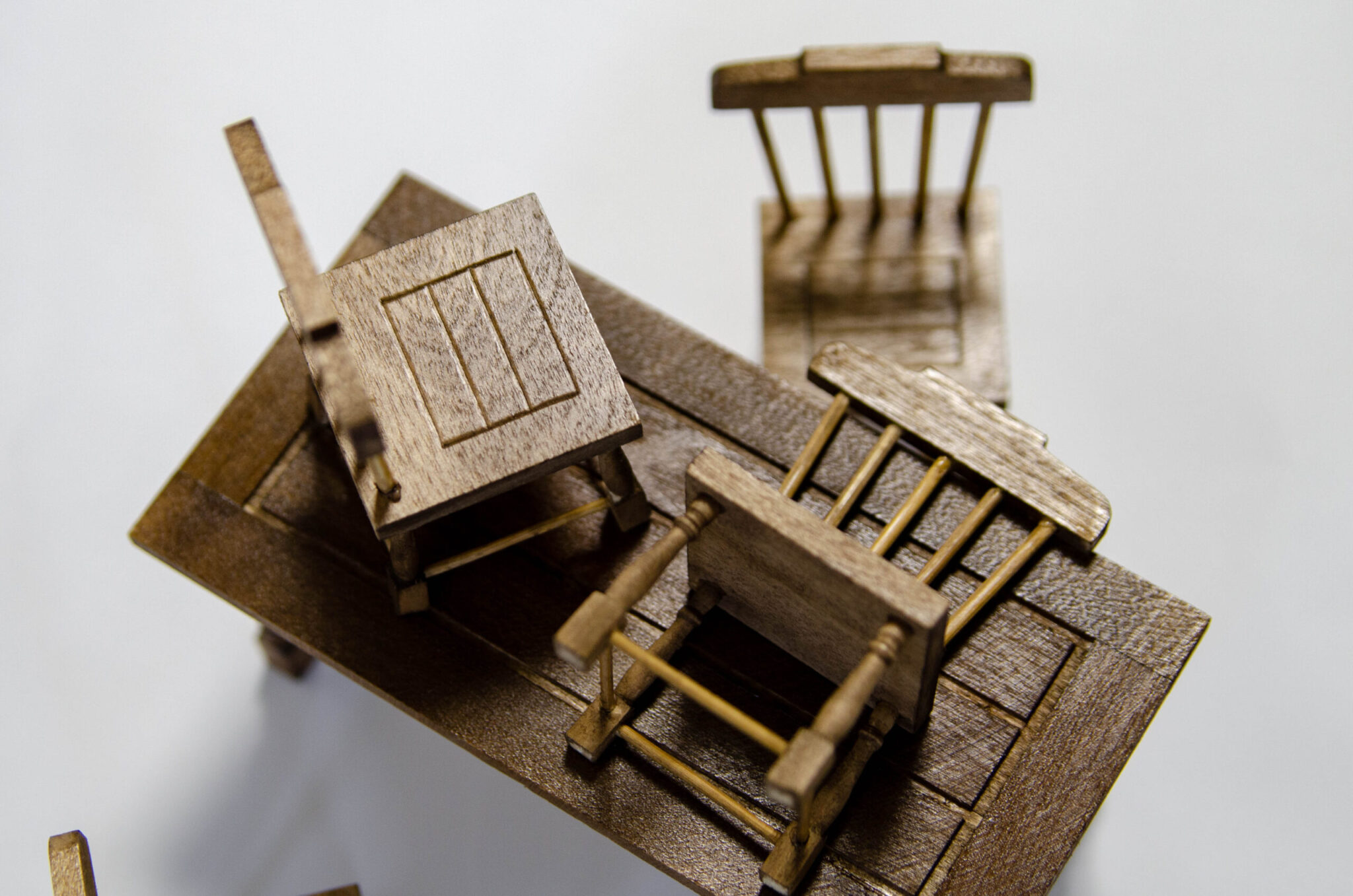 Стол и 4 стула кухонные резные Стол и 4 стула кухонные резные