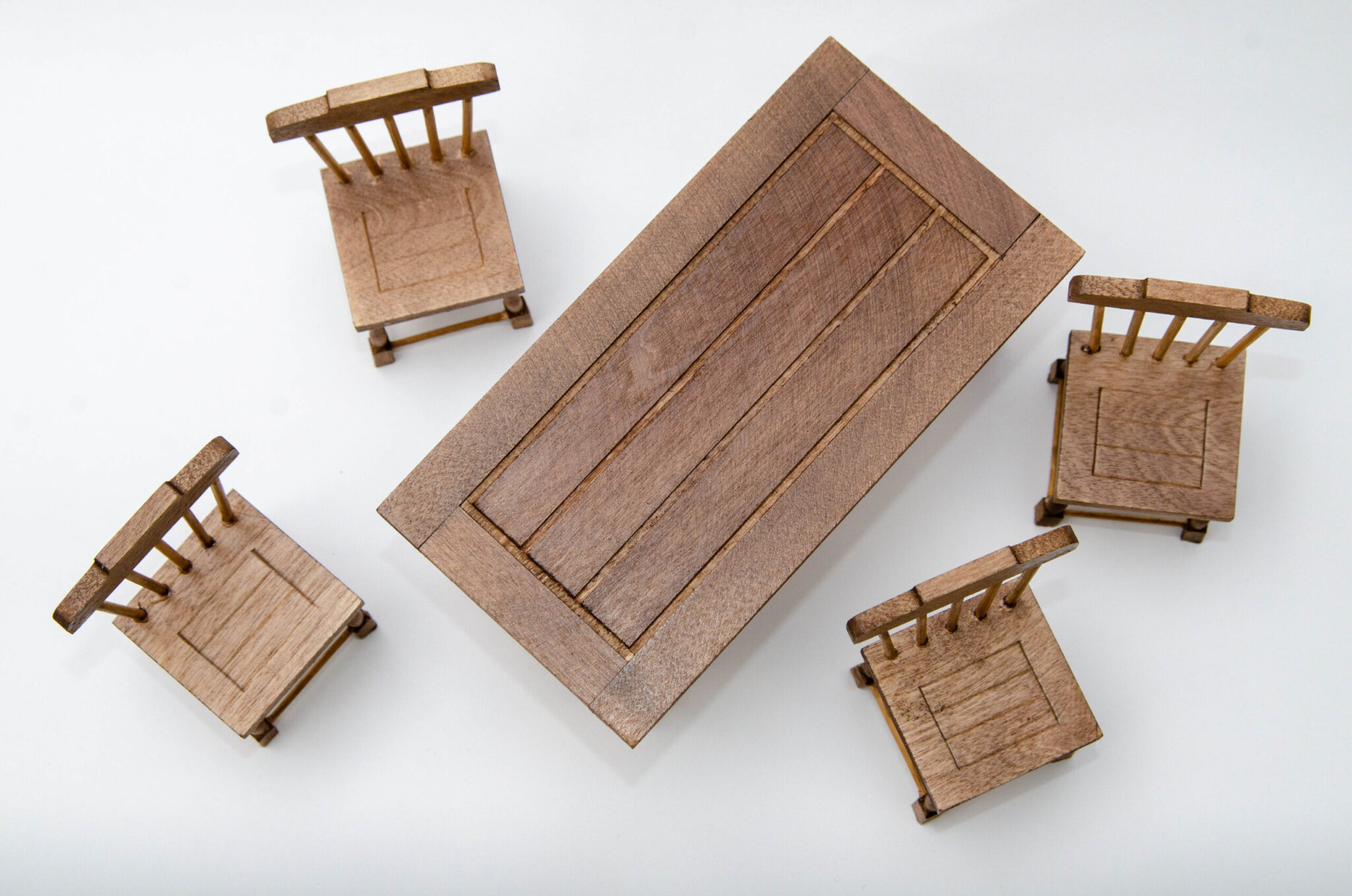 Стол и 4 стула кухонные резные Стол и 4 стула кухонные резные