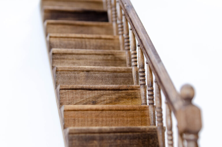 Лестница деревянная с резными балясинами