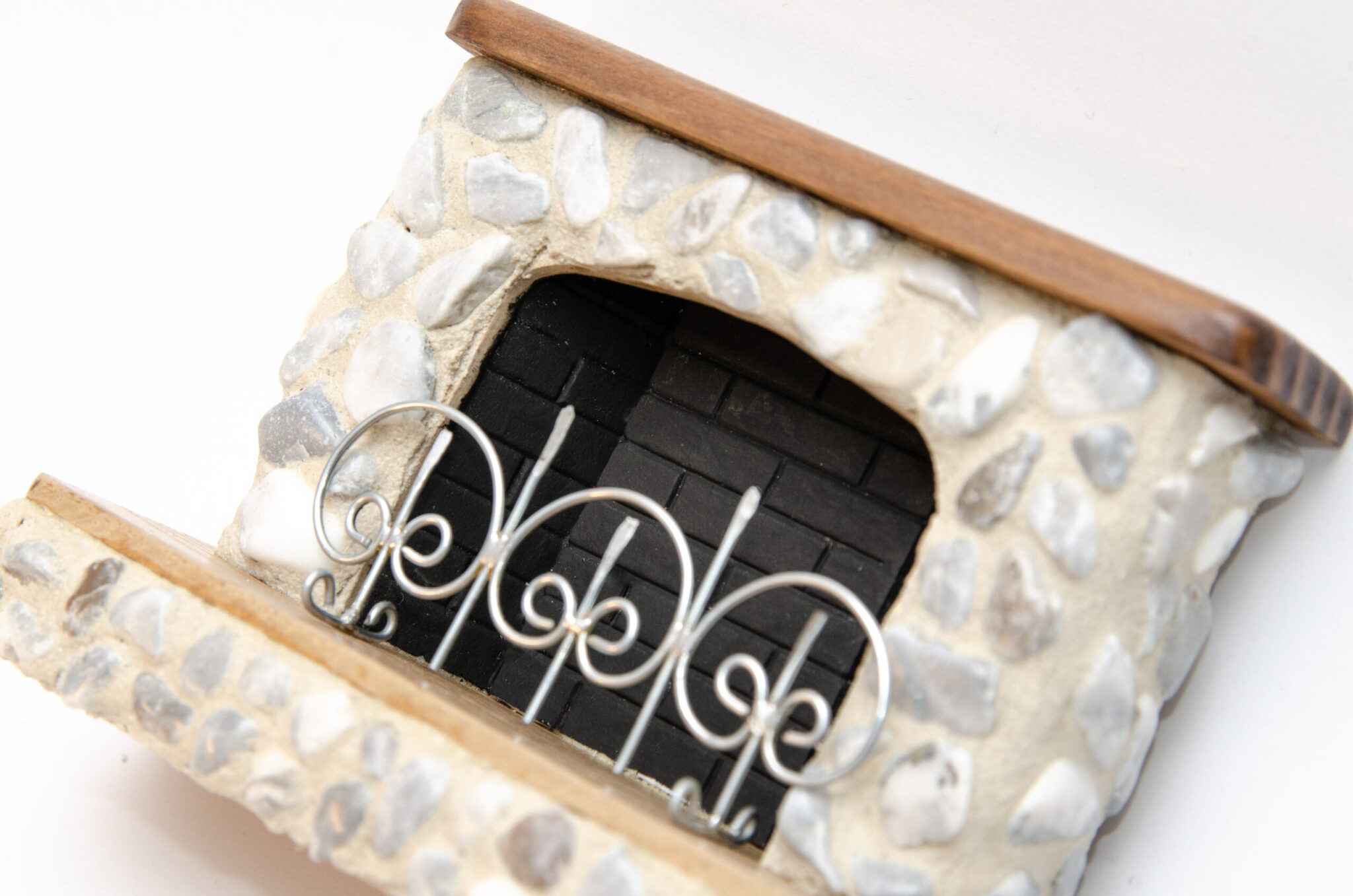 Камин с деревянной столешницей Камин с деревянной столешницей