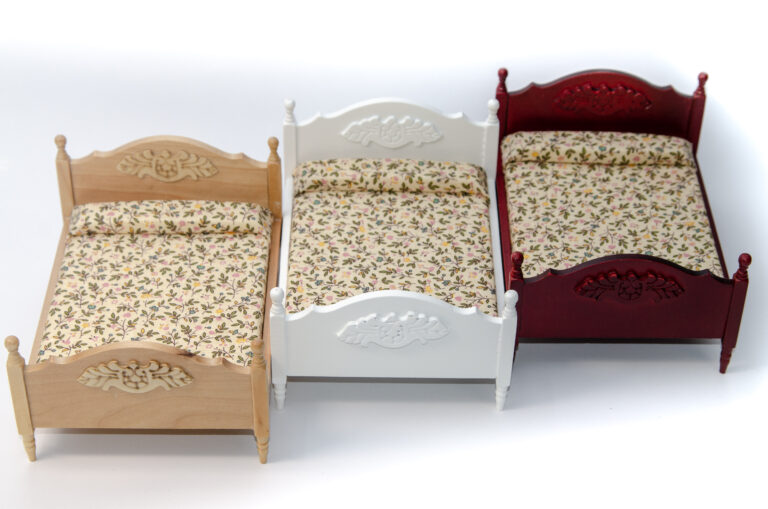 Кровать с резным декором