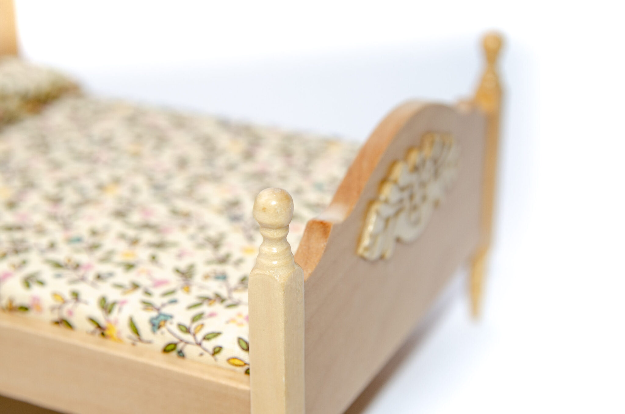 Кровать с резным декором Кровать с резным декором