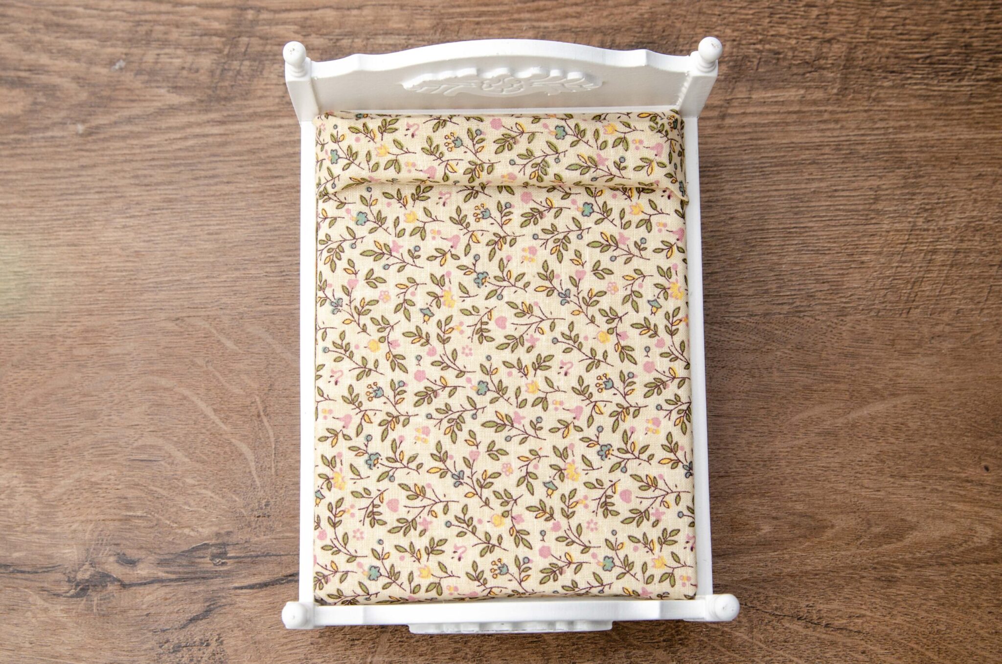 Кровать с резным декором Кровать с резным декором