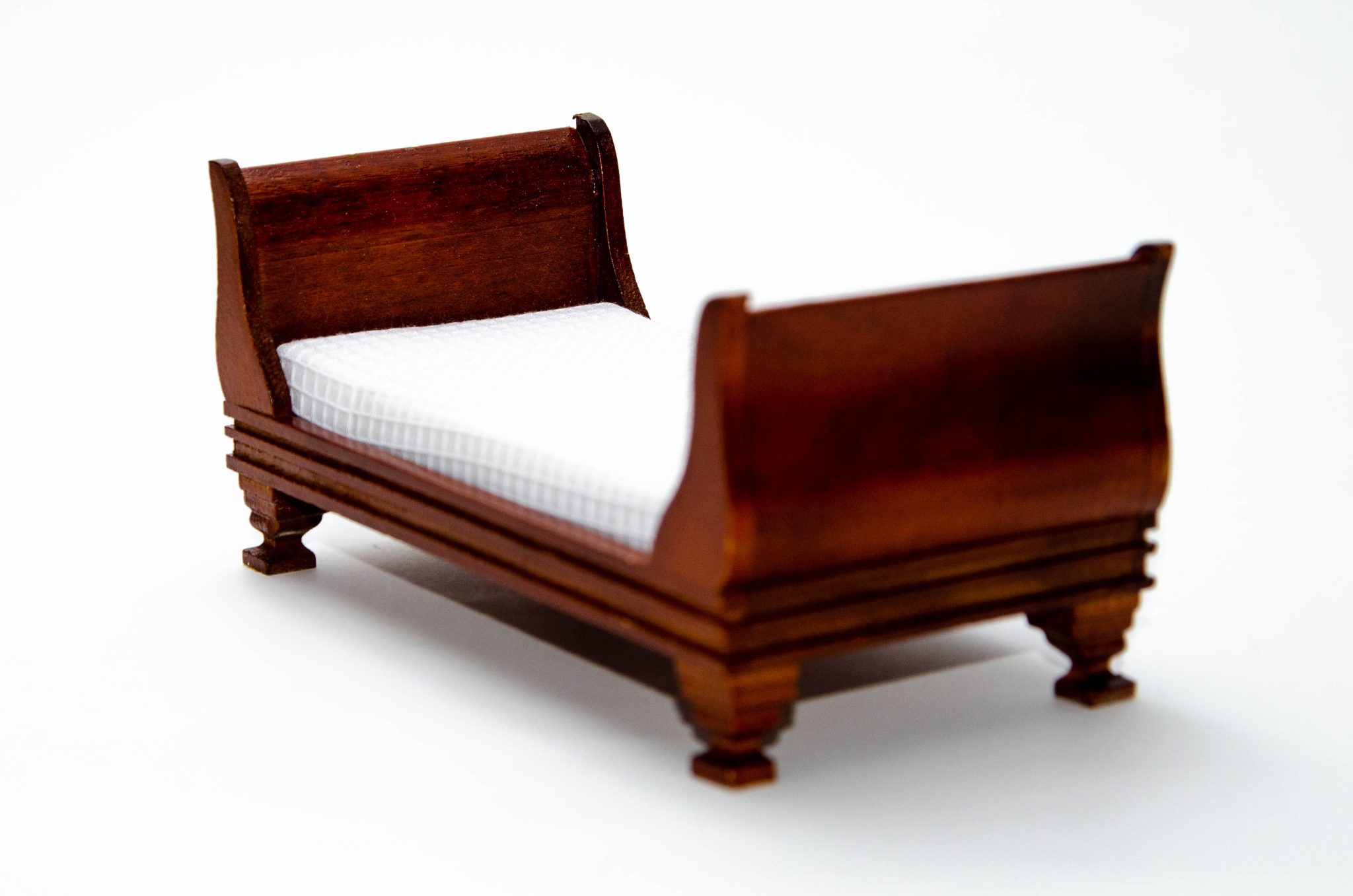 Кровать-сани (Sleigh bed) Кровать-сани (Sleigh bed)