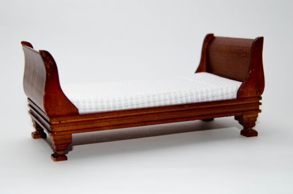 Кровать-сани (Sleigh bed)