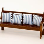 Диван-скамейка с подушками