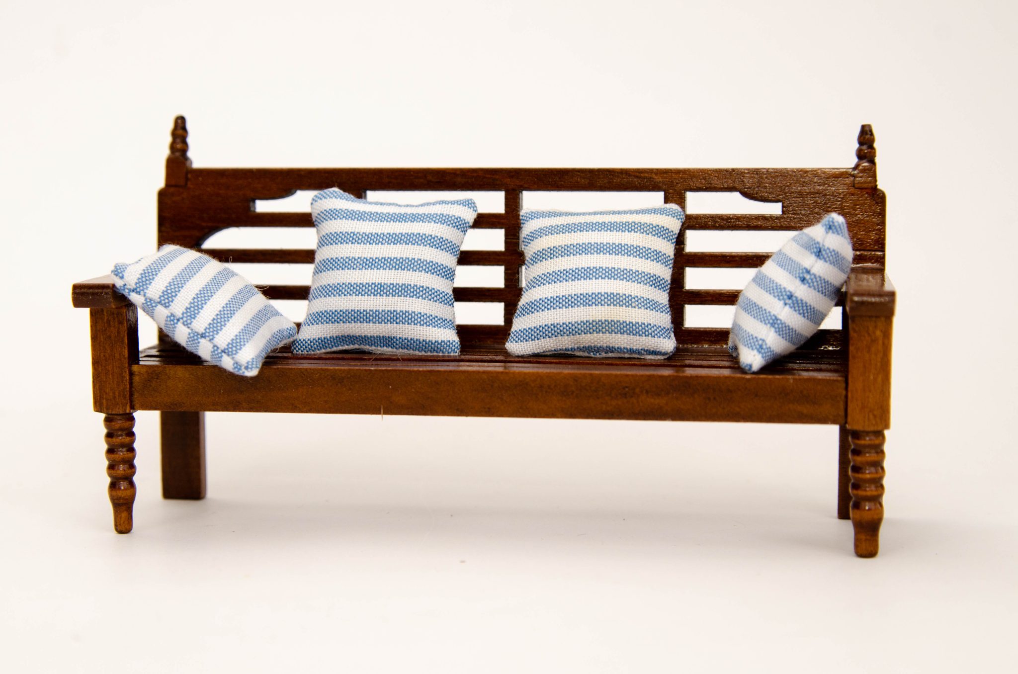 Диван-скамейка с подушками