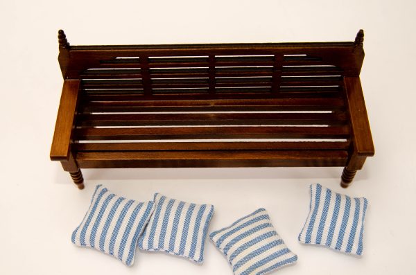Диван-скамейка с подушками