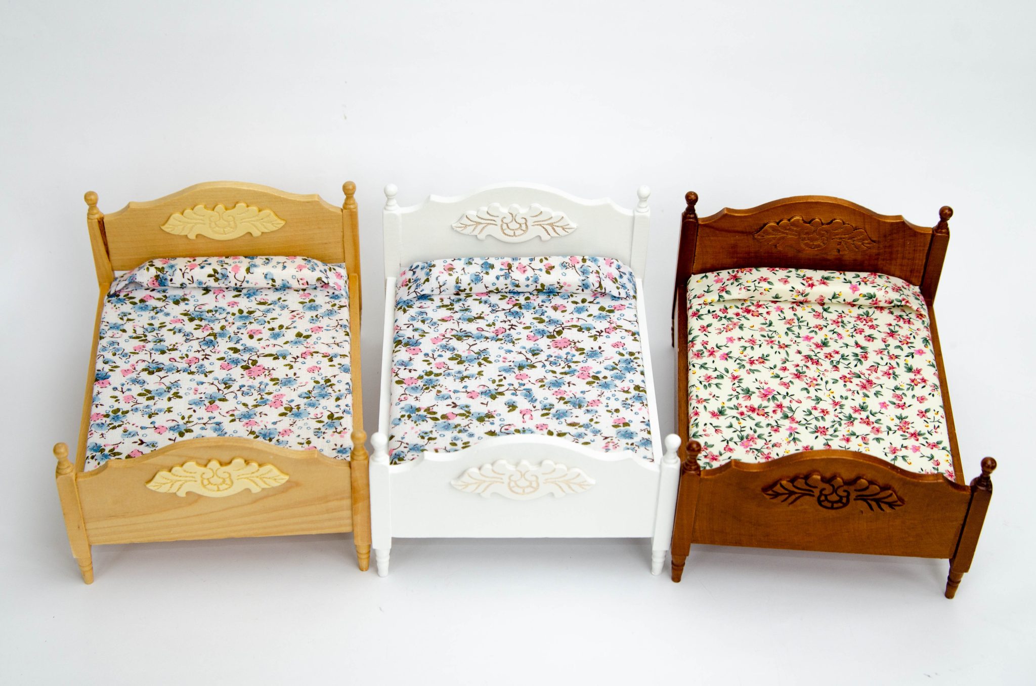 Кровать с резным декором Кровать с резным декором