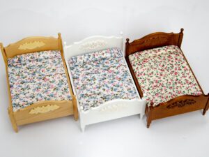 Ліжко з різьбленим декором