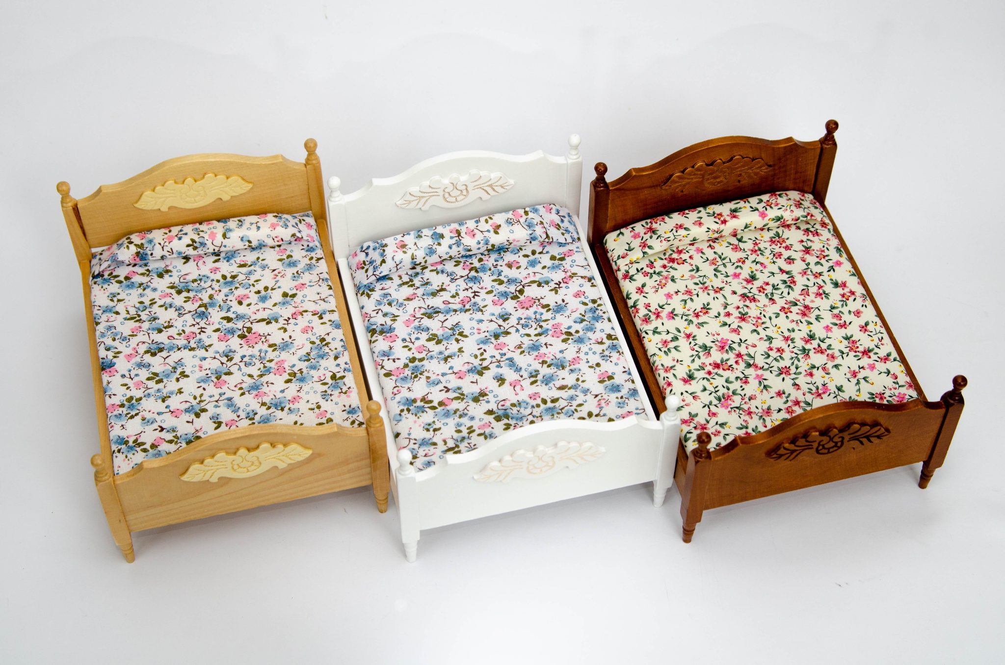 Кровать с резным декором Кровать с резным декором