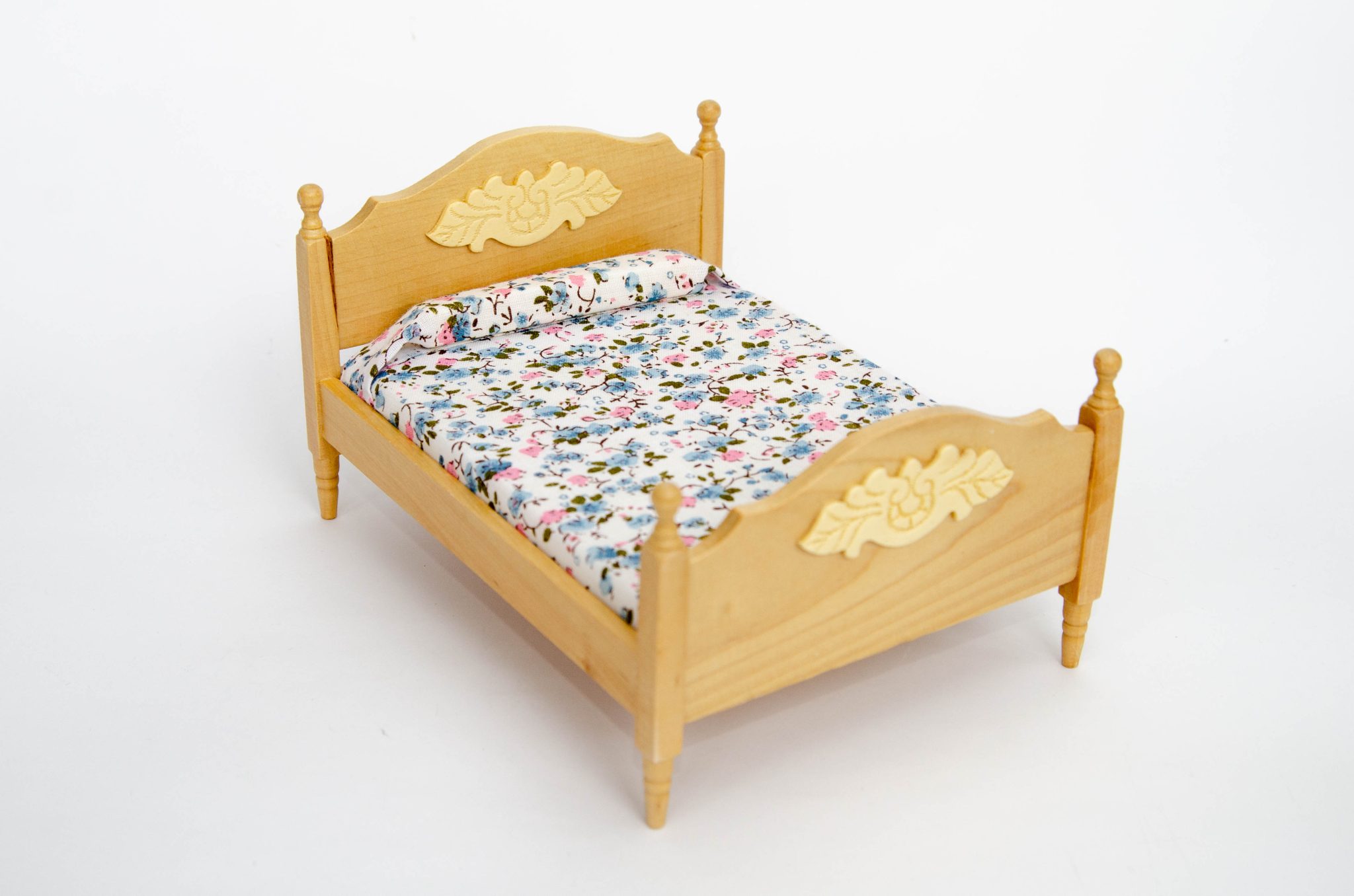 Кровать с резным декором Кровать с резным декором