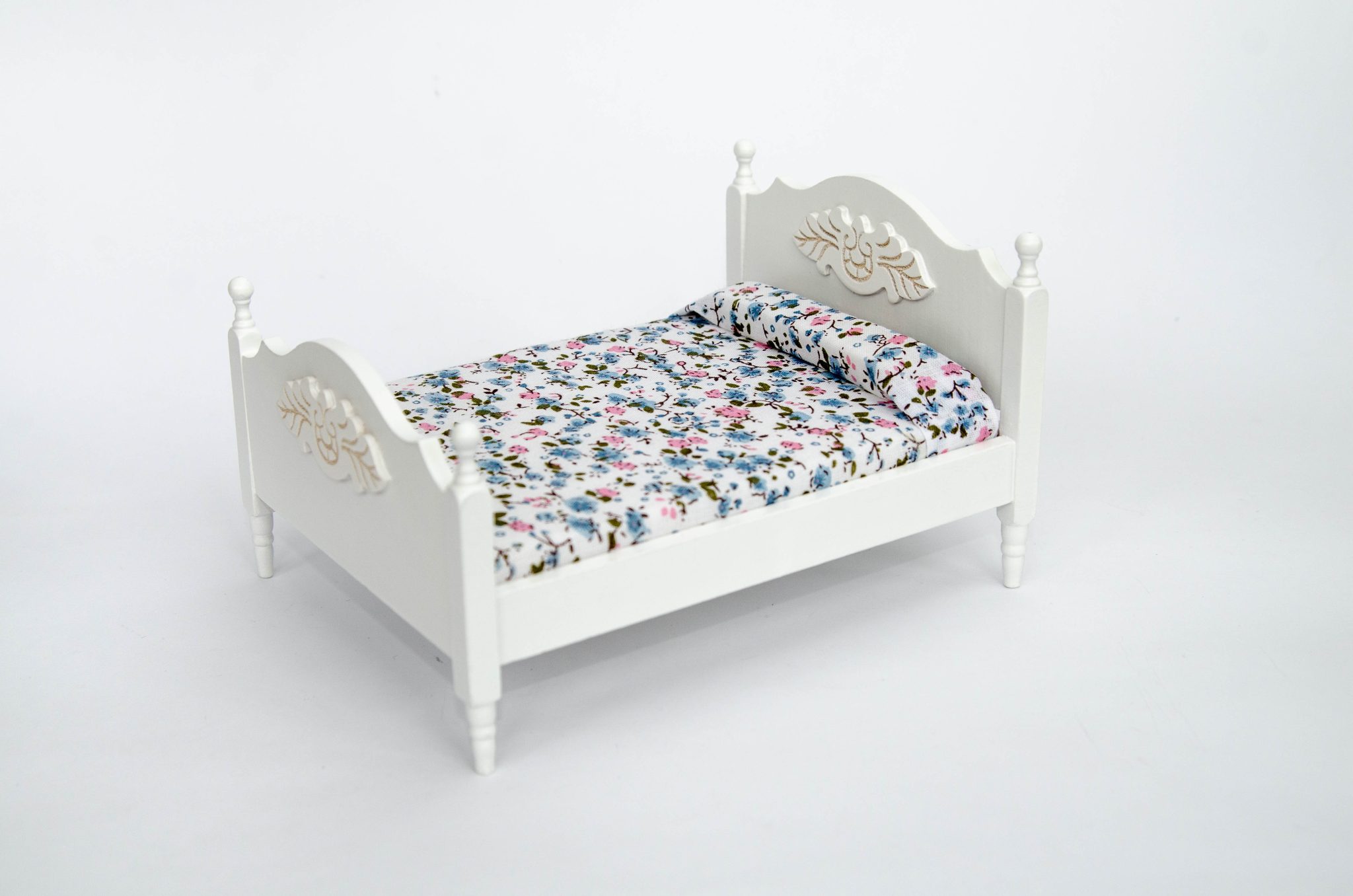 Кровать с резным декором Кровать с резным декором