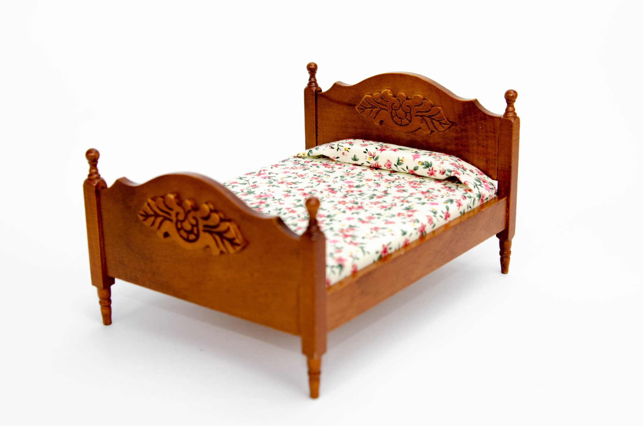 Кровать с резным декором Кровать с резным декором