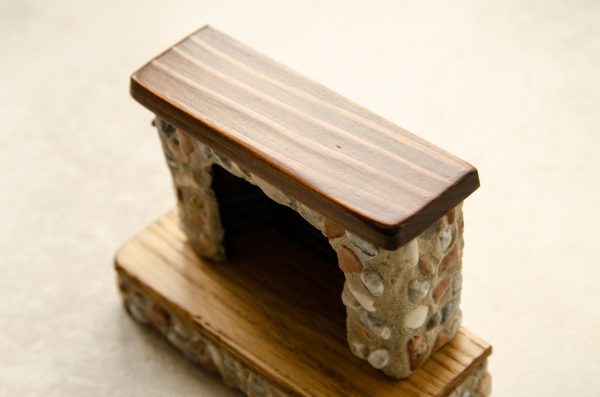Камин с деревянной столешницей