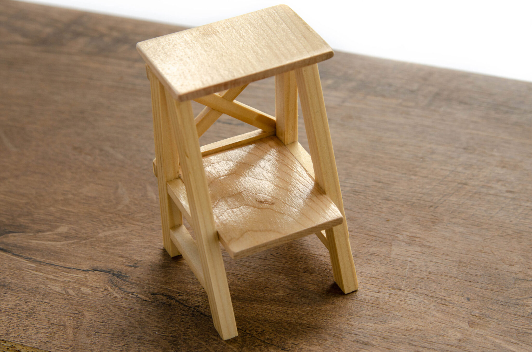 Лак Стойка-стеллаж. Лак