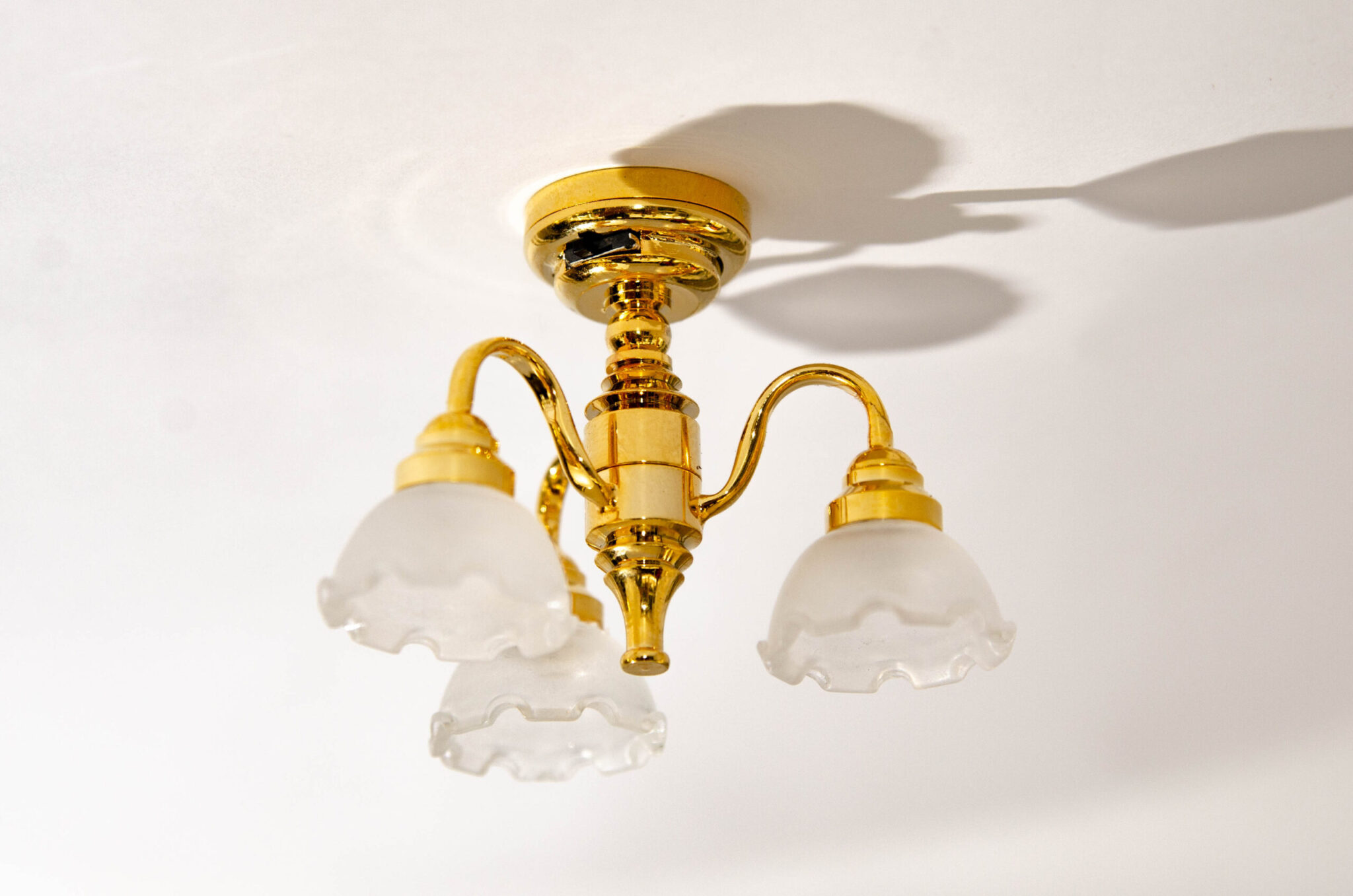 Светильник потолочный с ребристыми плафонами Светильник потолочный с ребристыми плафонами