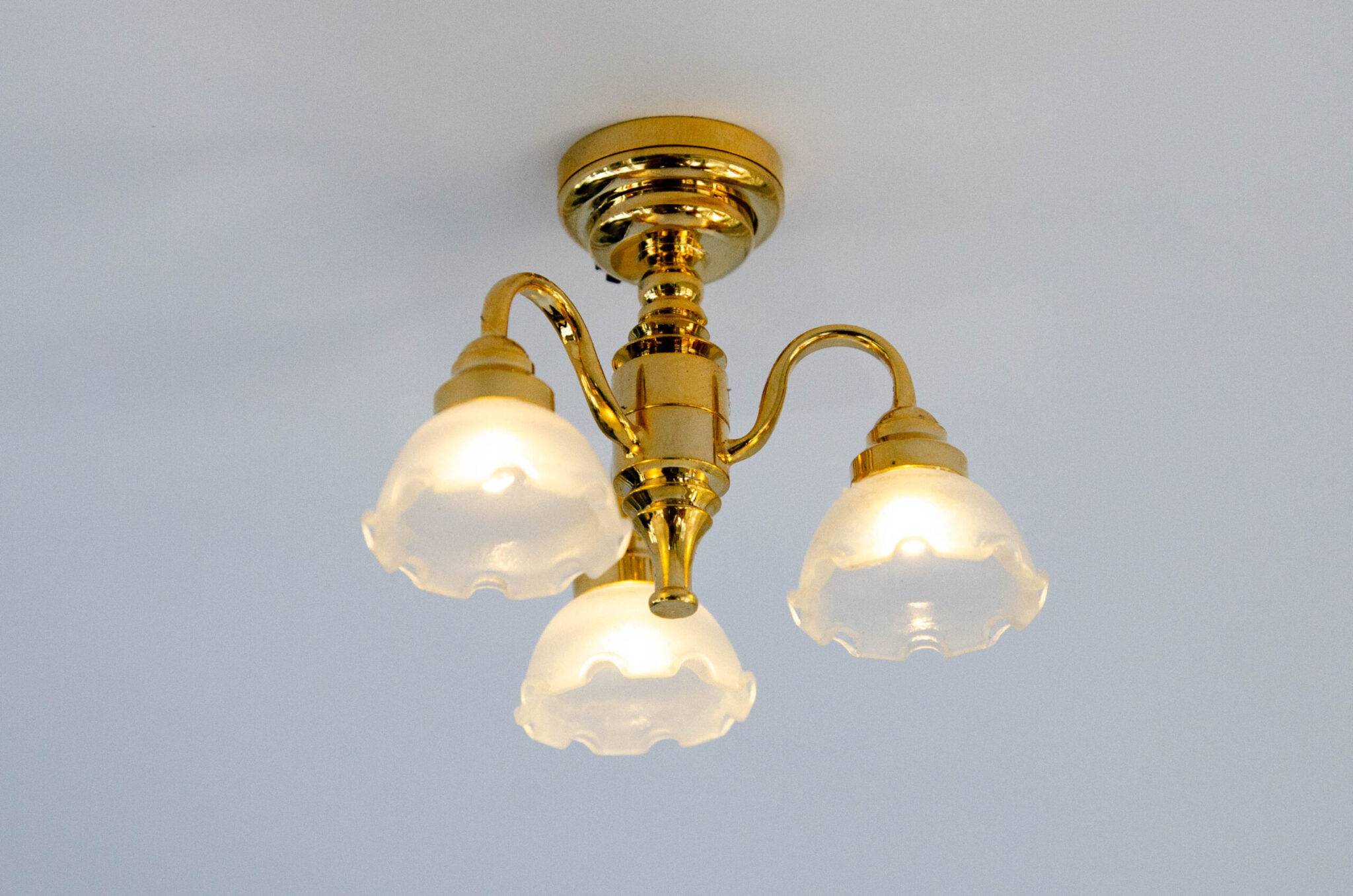 Светильник потолочный с ребристыми плафонами Светильник потолочный с ребристыми плафонами