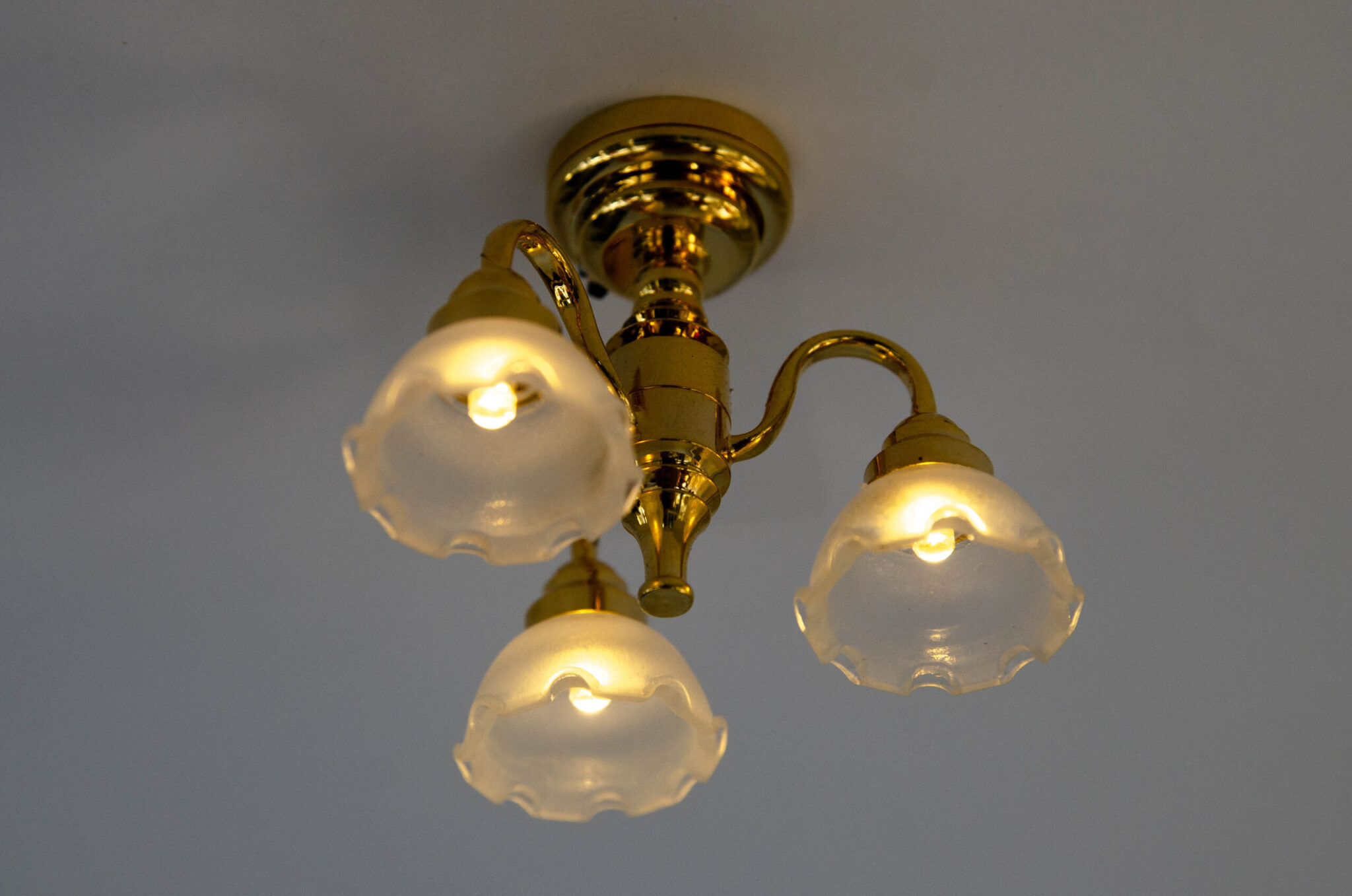 Светильник потолочный с ребристыми плафонами Светильник потолочный с ребристыми плафонами