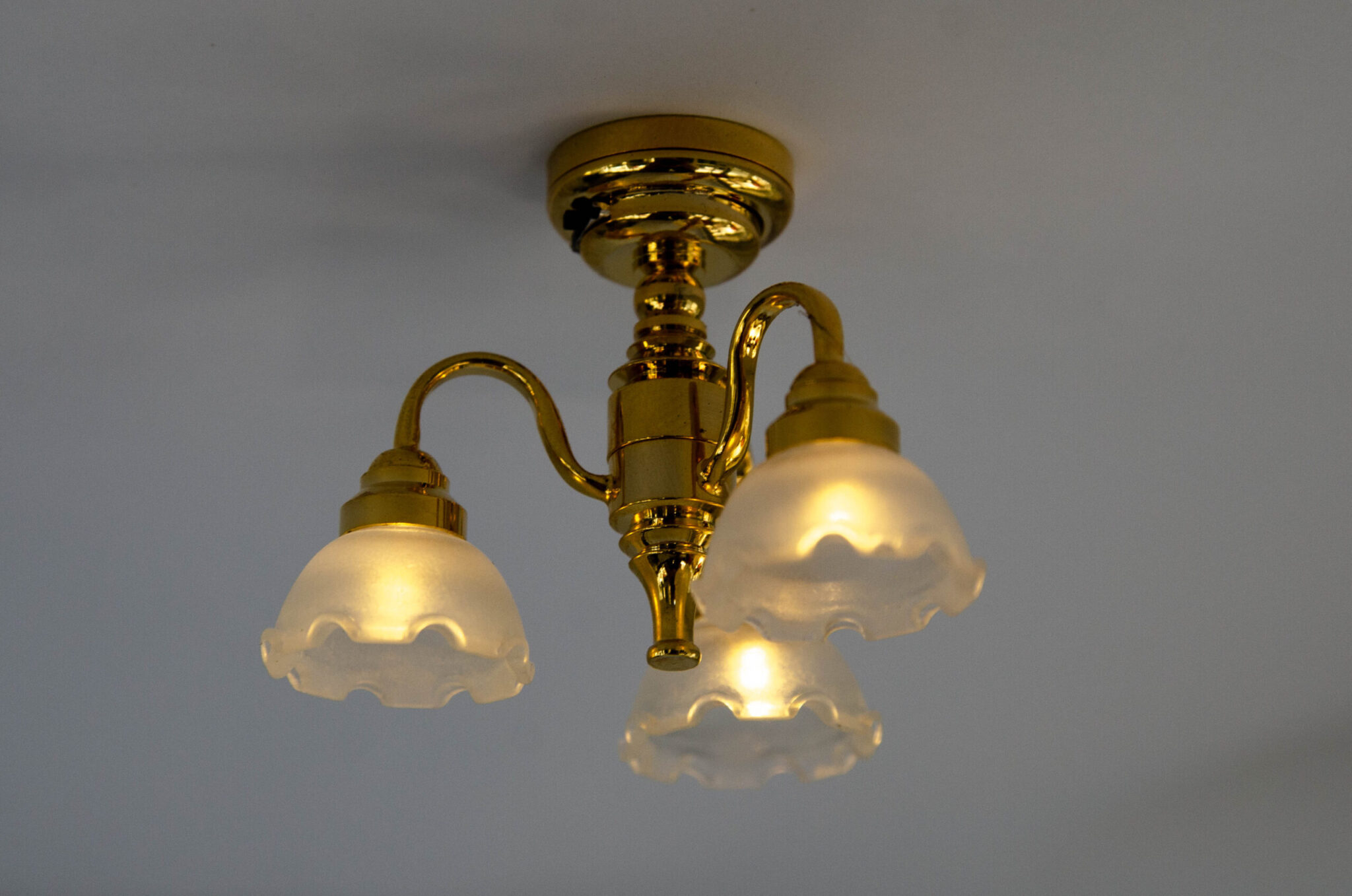 Светильник потолочный с ребристыми плафонами Светильник потолочный с ребристыми плафонами