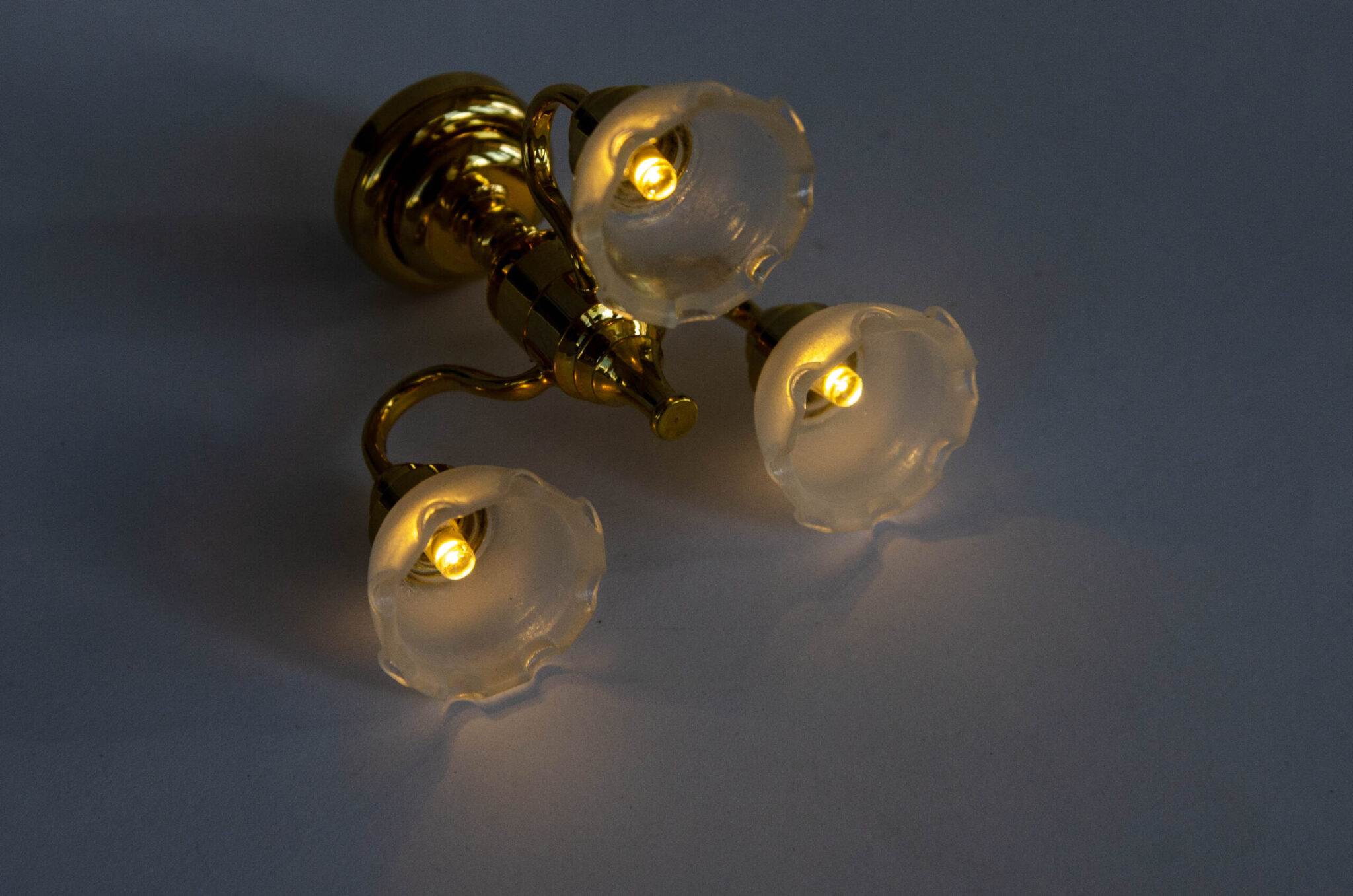 Светильник потолочный с ребристыми плафонами Светильник потолочный с ребристыми плафонами