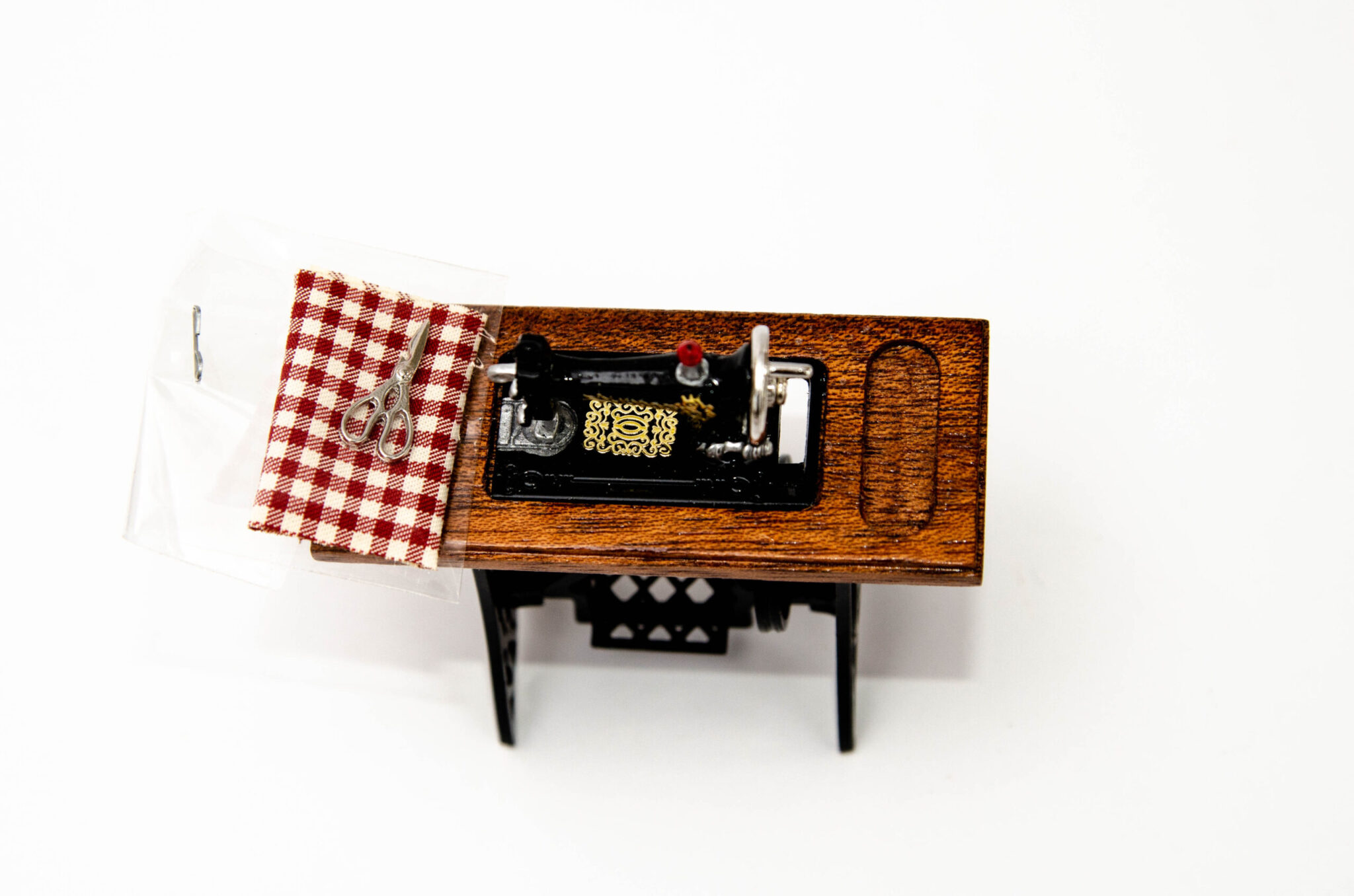 Швейная машинка, миниатюра Швейная машинка, миниатюра