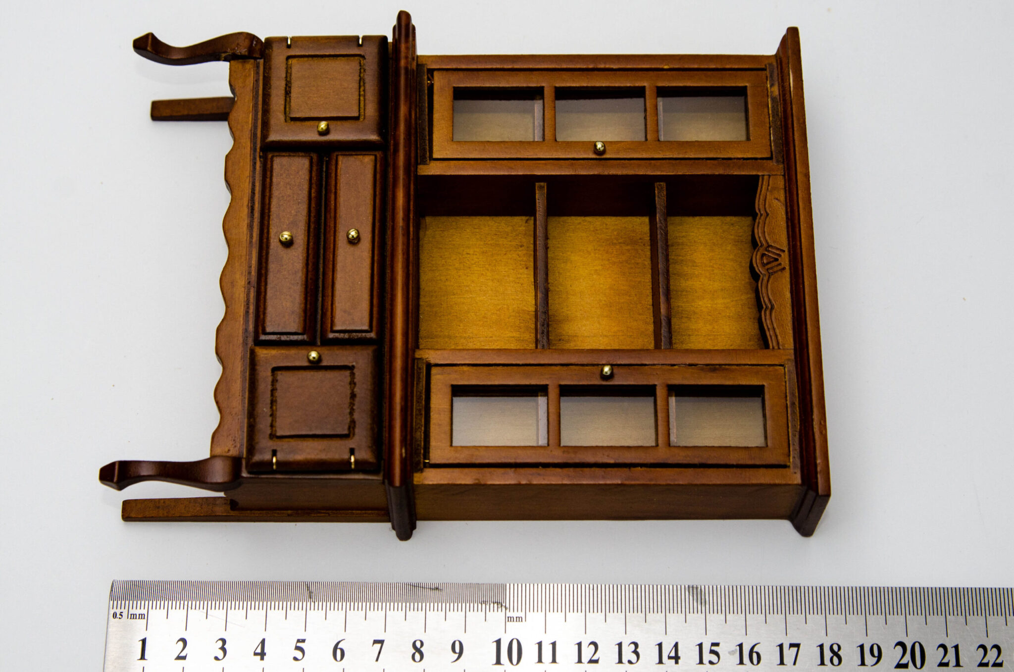 Шкаф-витрина