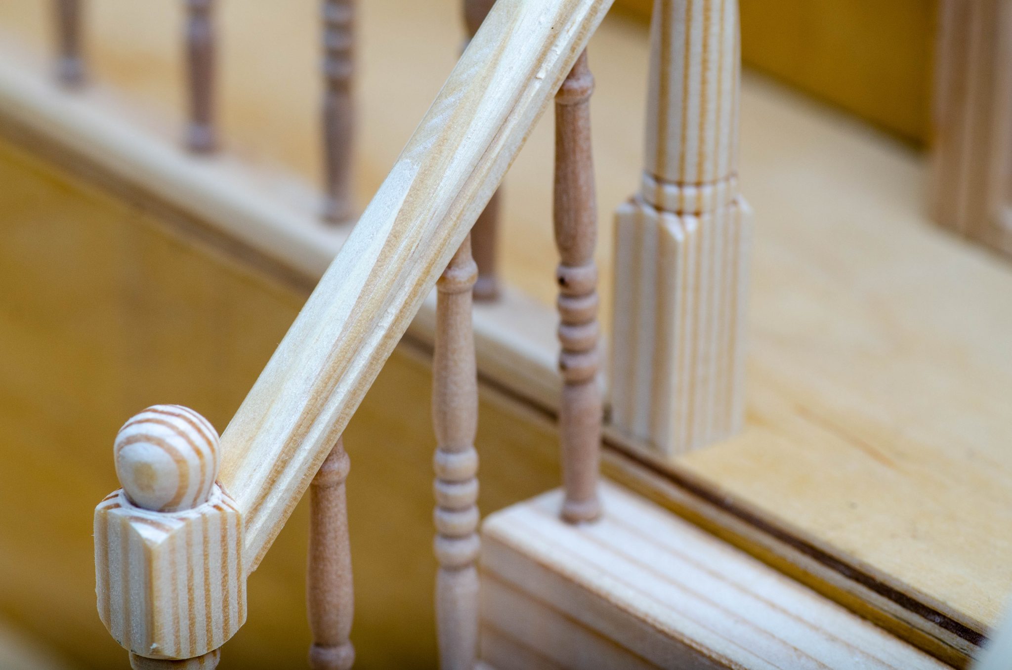 Поручень деревянный для лестницы. На заказ