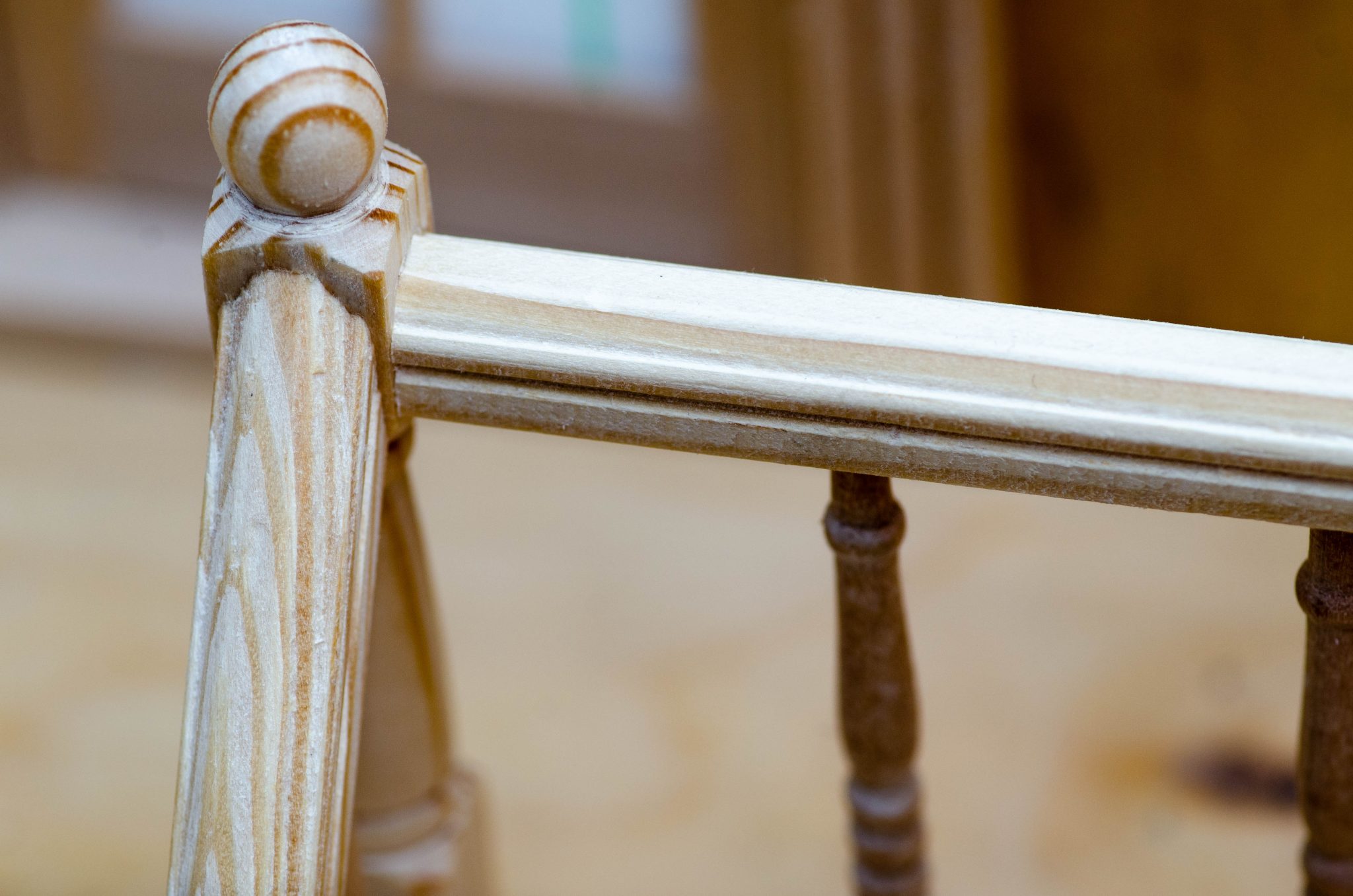 Поручень деревянный для лестницы. На заказ