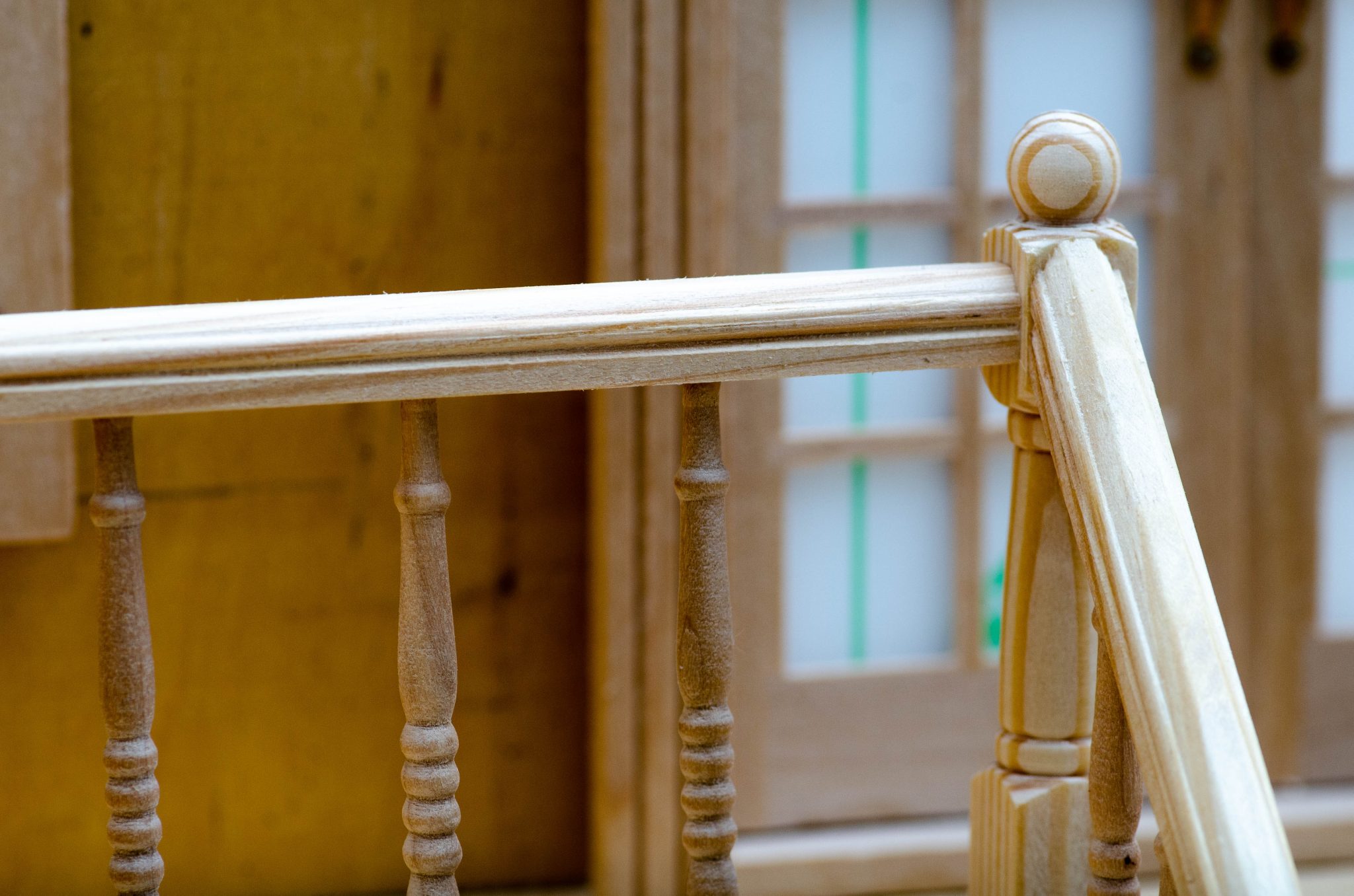 Поручень деревянный для лестницы. На заказ