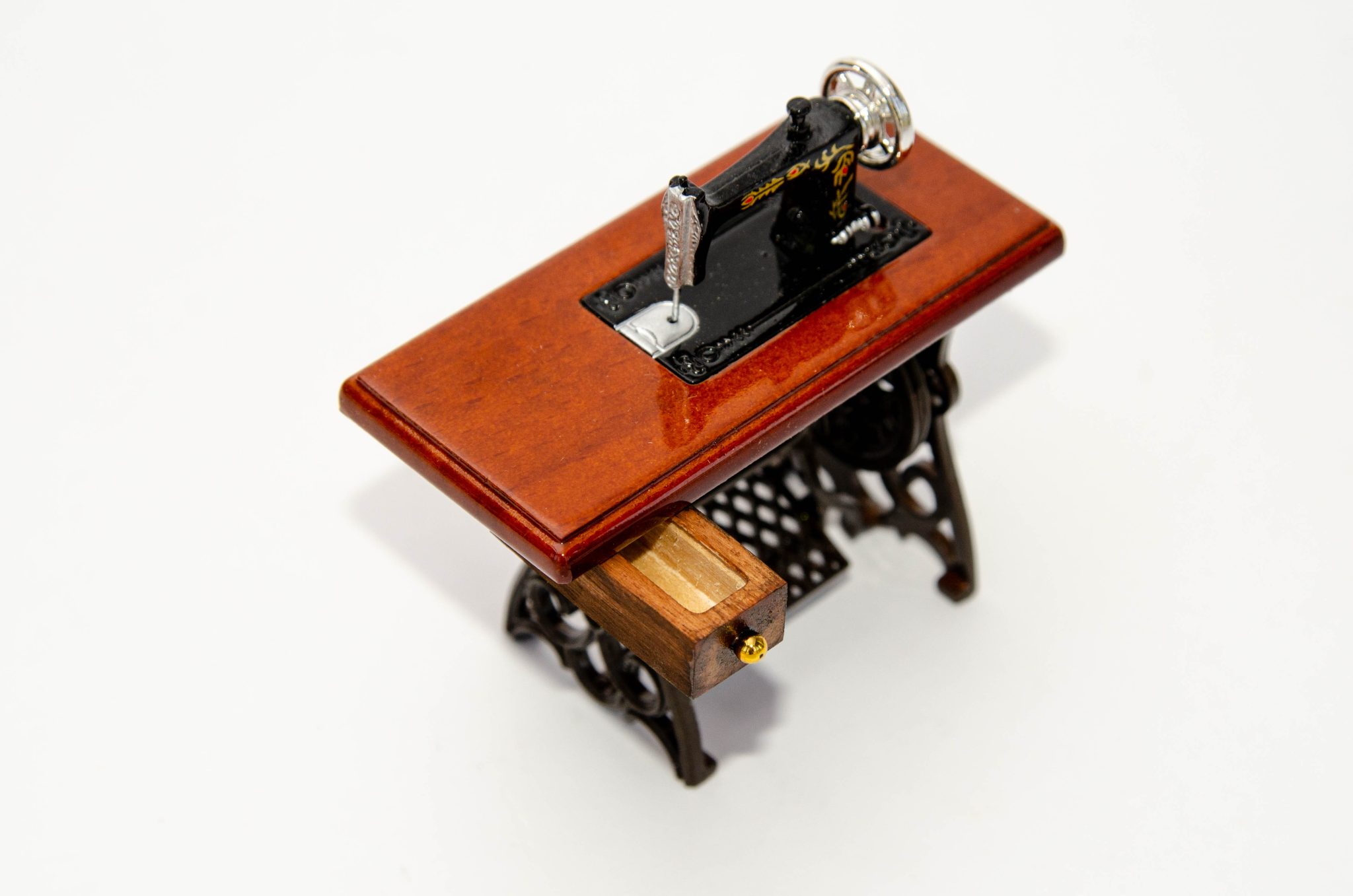 Швейная машинка, миниатюра – 00257-2 Швейная машинка, миниатюра – 00257-2