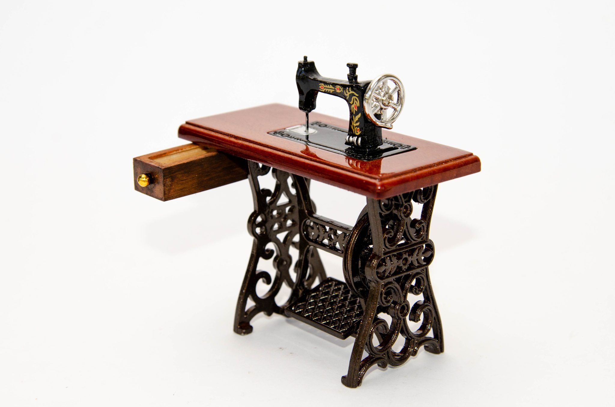 Швейная машинка, миниатюра – 00257-2 Швейная машинка, миниатюра – 00257-2