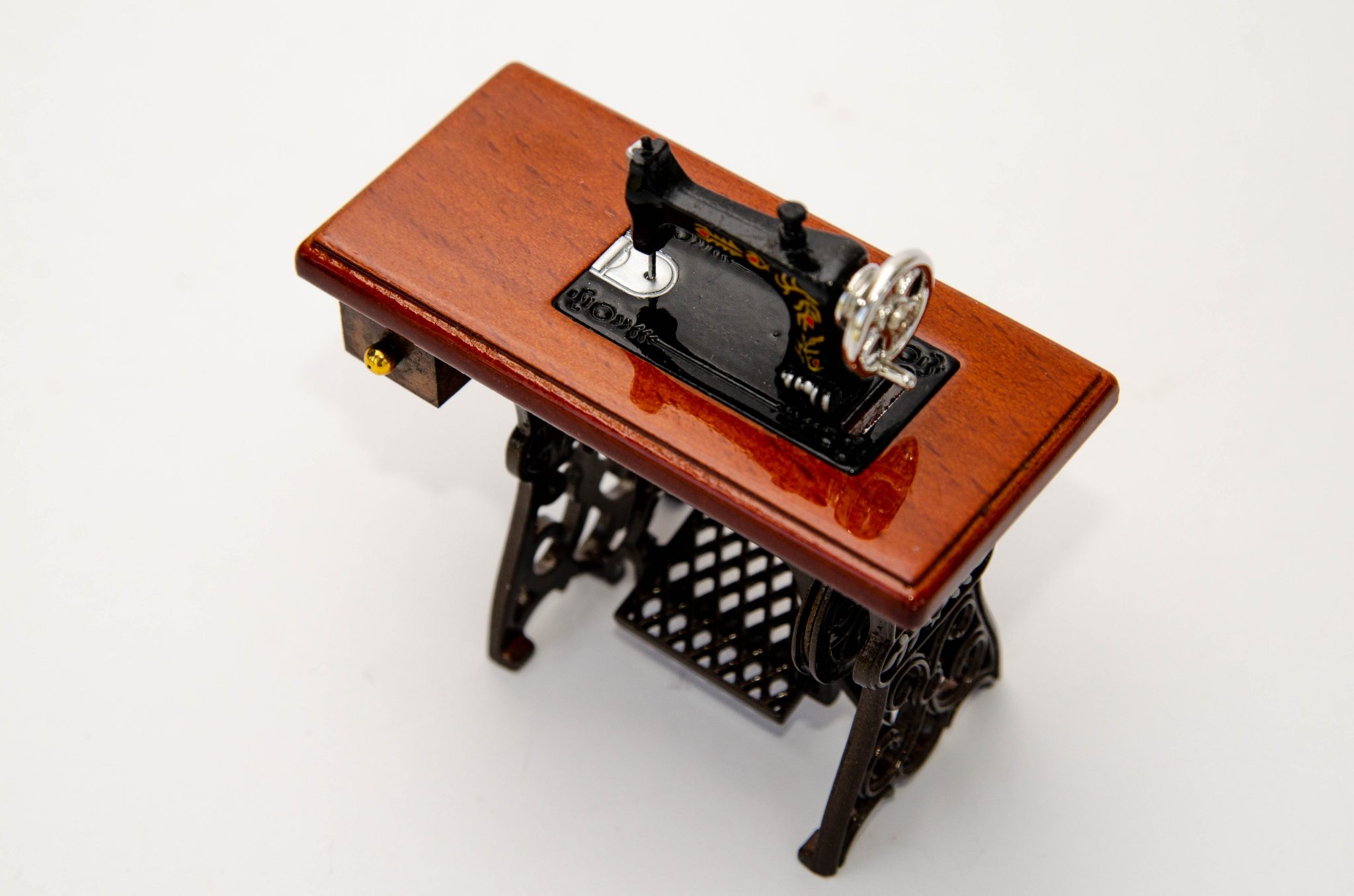 Швейная машинка, миниатюра – 00257-2 Швейная машинка, миниатюра – 00257-2