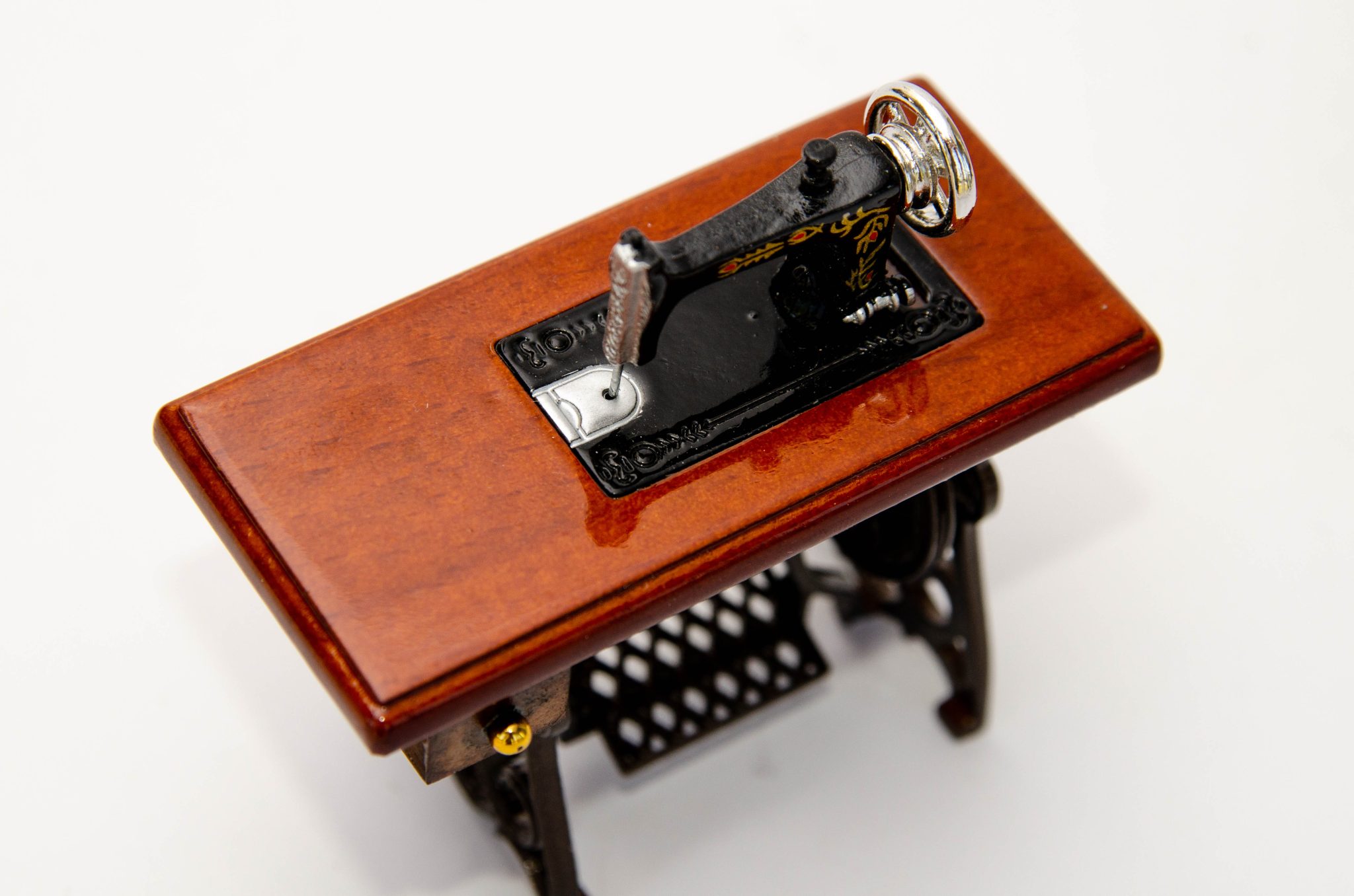 Швейная машинка, миниатюра – 00257-2 Швейная машинка, миниатюра – 00257-2