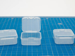 Органайзер пластиковий квадратний з кришечкою 42х42х20 мм